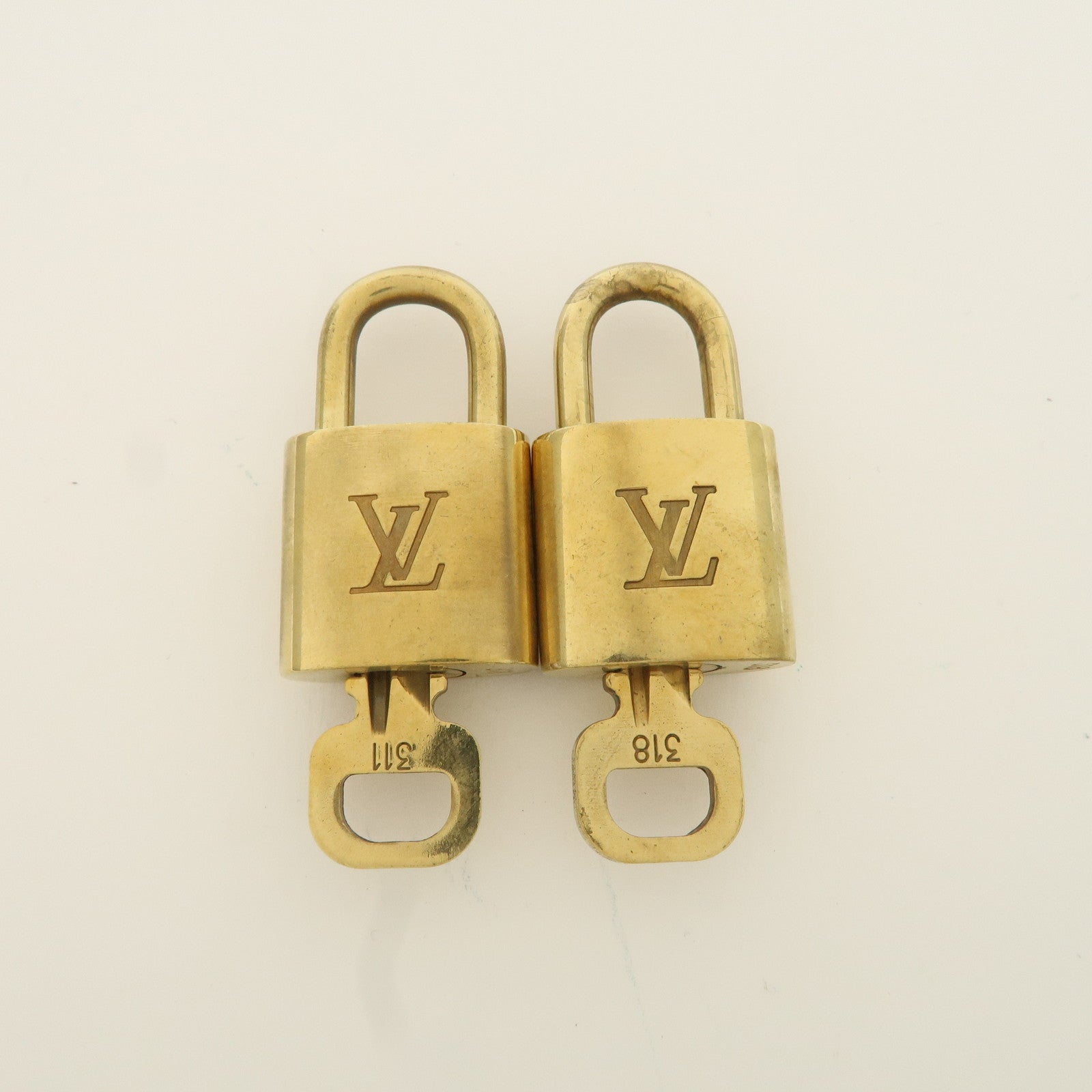 Louis Vuitton Set of 10 Lock 
Key Cadena Key Lock Metal Gold Used