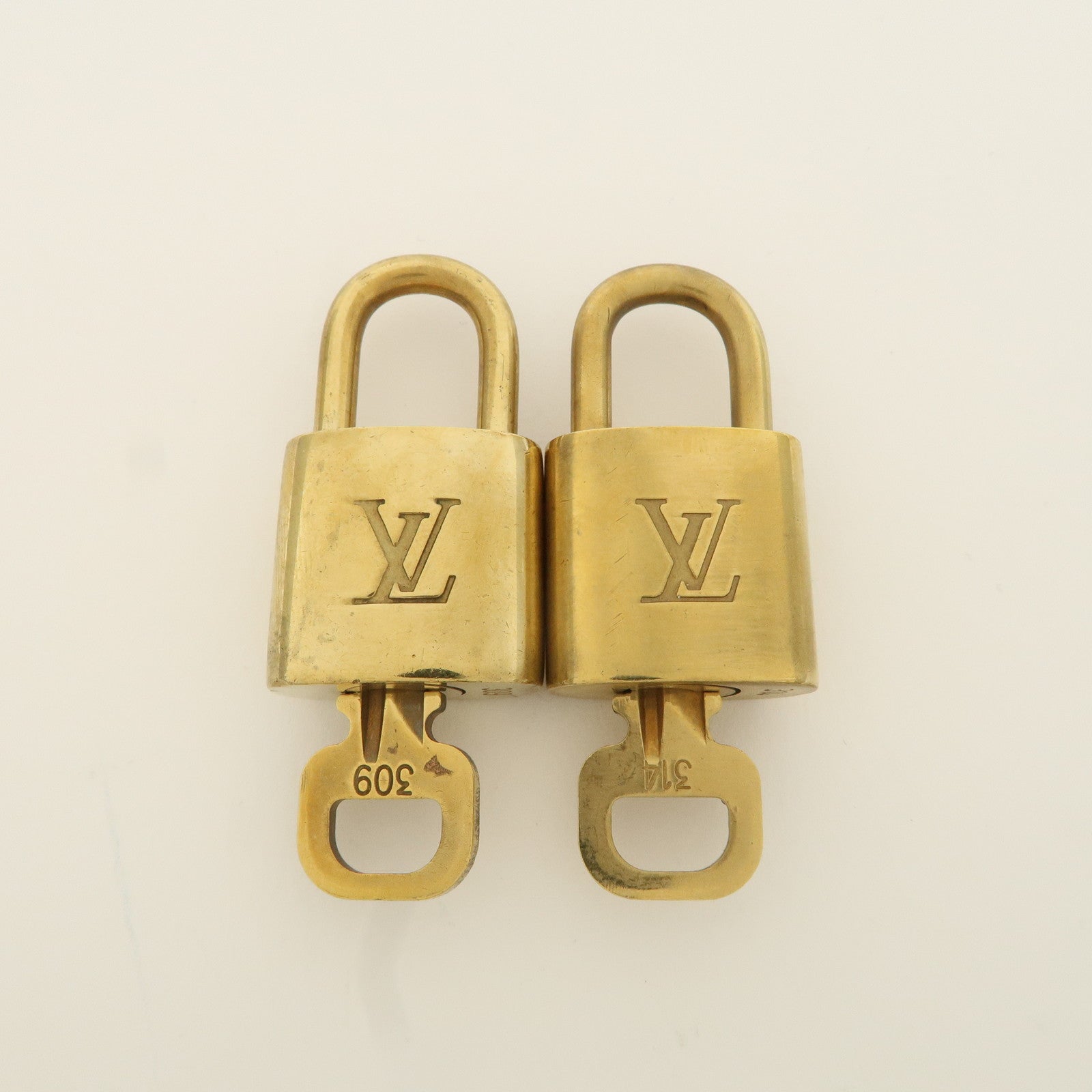 Louis Vuitton Set of 10 Lock 
Key Cadena Key Lock Metal Gold Used