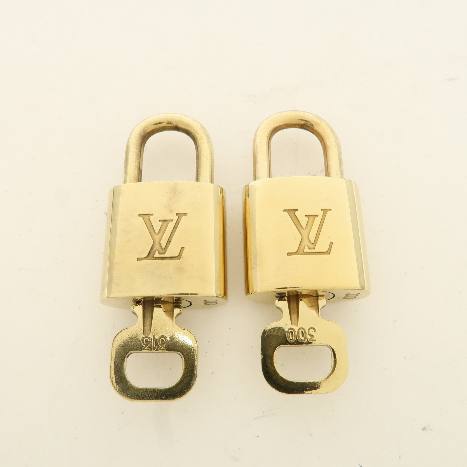 Louis Vuitton Set of 10 Lock 
Key Cadena Key Lock Metal Gold Used