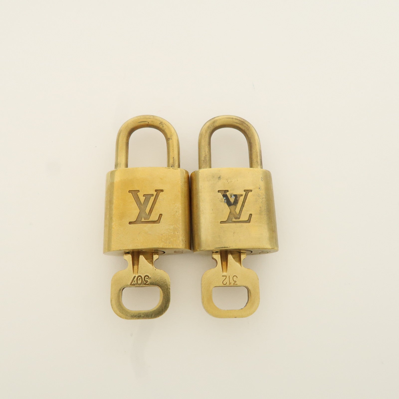 Louis Vuitton Set of 10 Lock 
Key Cadena Key Lock Metal Gold Used