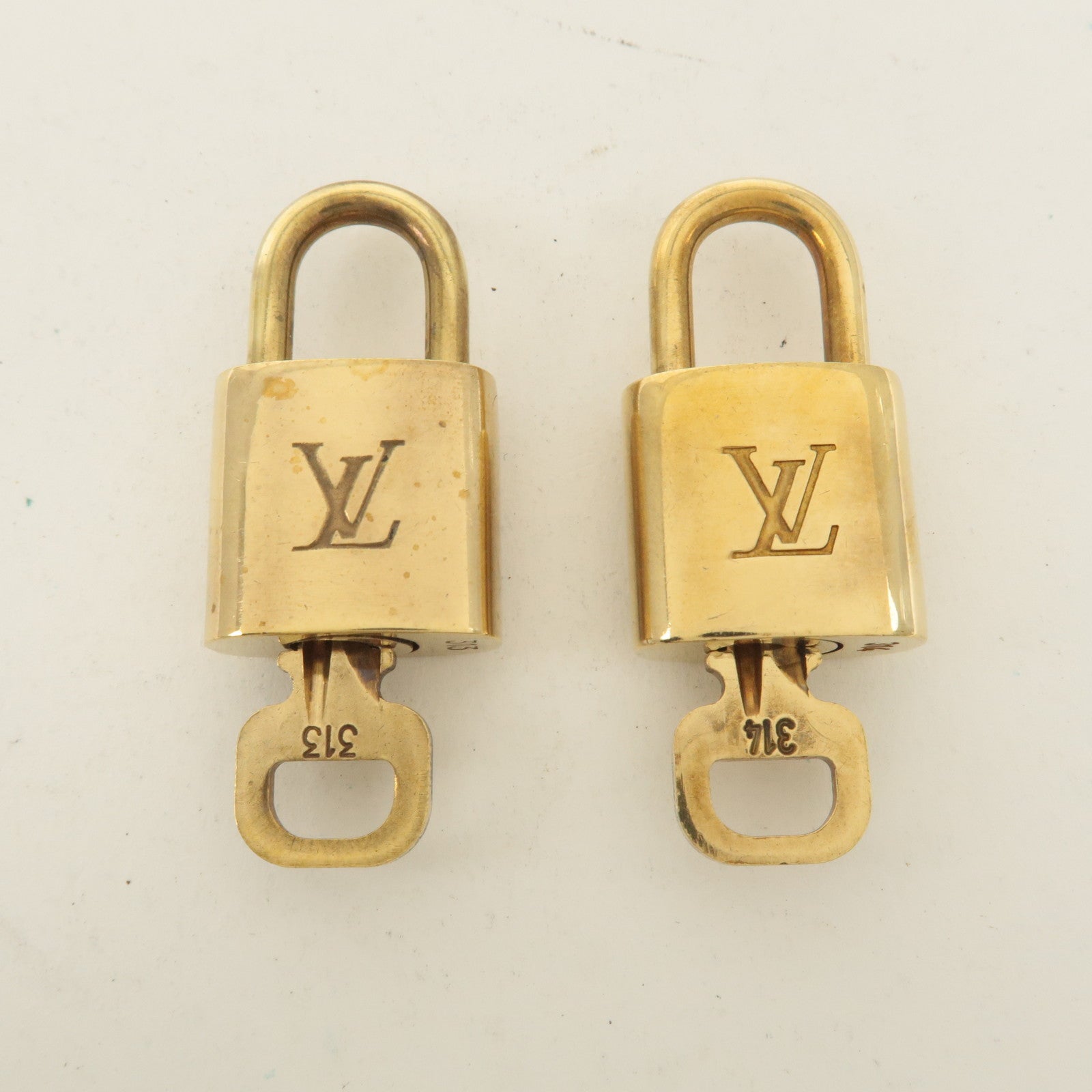 Louis Vuitton Set of 10 Lock 
Key Cadena Key Lock Gold