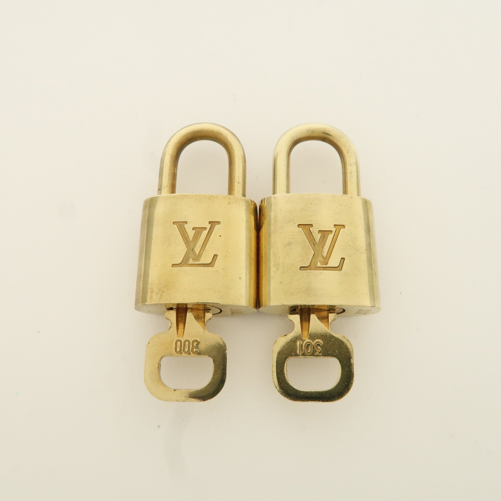 Louis Vuitton Set of 10 Lock 
Key Cadena Key Lock Metal Gold Used