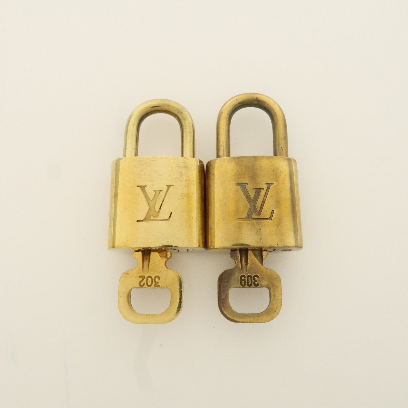 Louis Vuitton Set of 10 Lock 
Key Cadena Key Lock Metal Gold Used