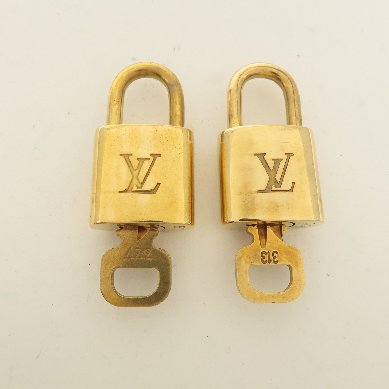 Louis Vuitton Set of 10 Lock 
Key Cadena Key Lock Gold