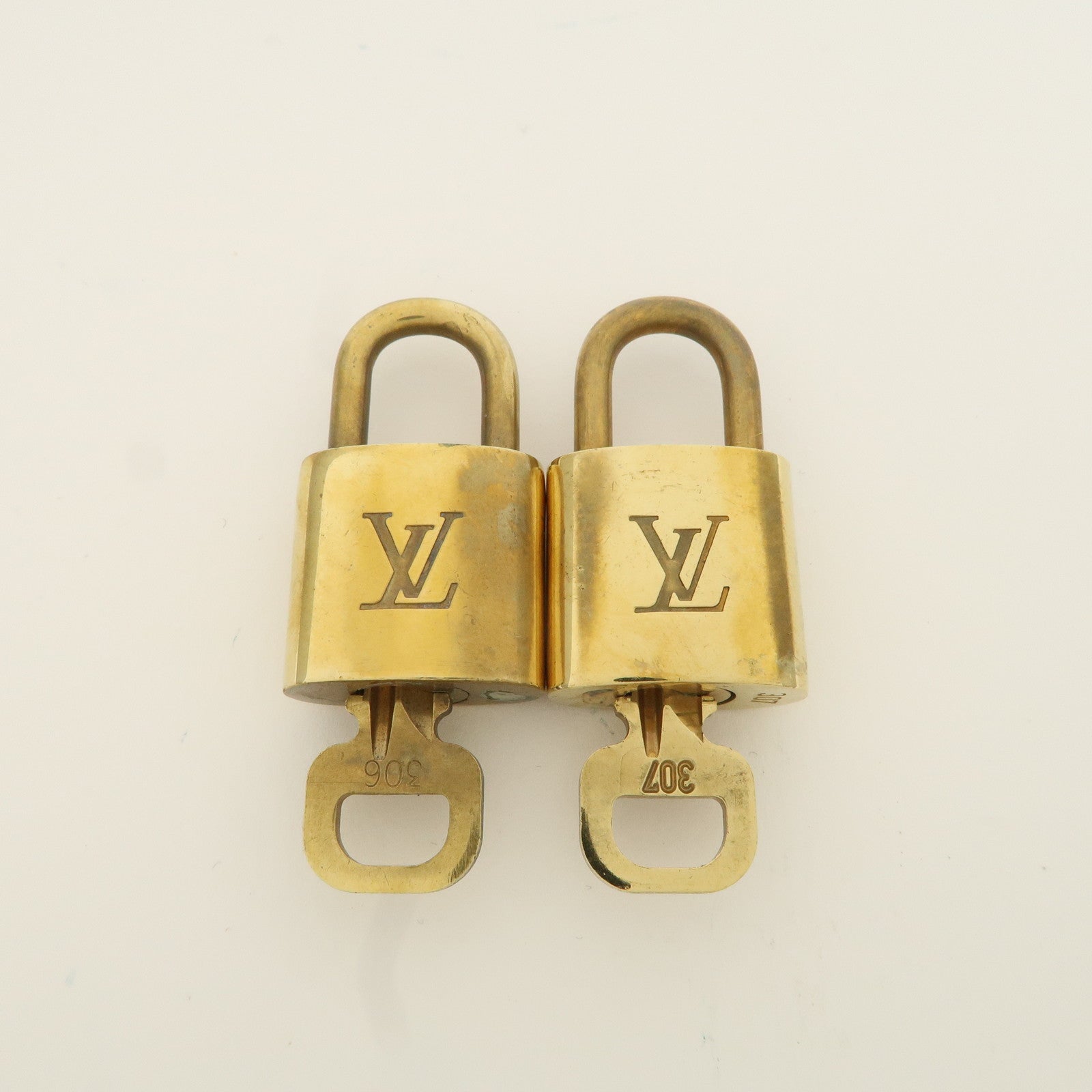 Louis Vuitton Set of 10 Lock 
Key Cadena Key Lock Metal Gold Used