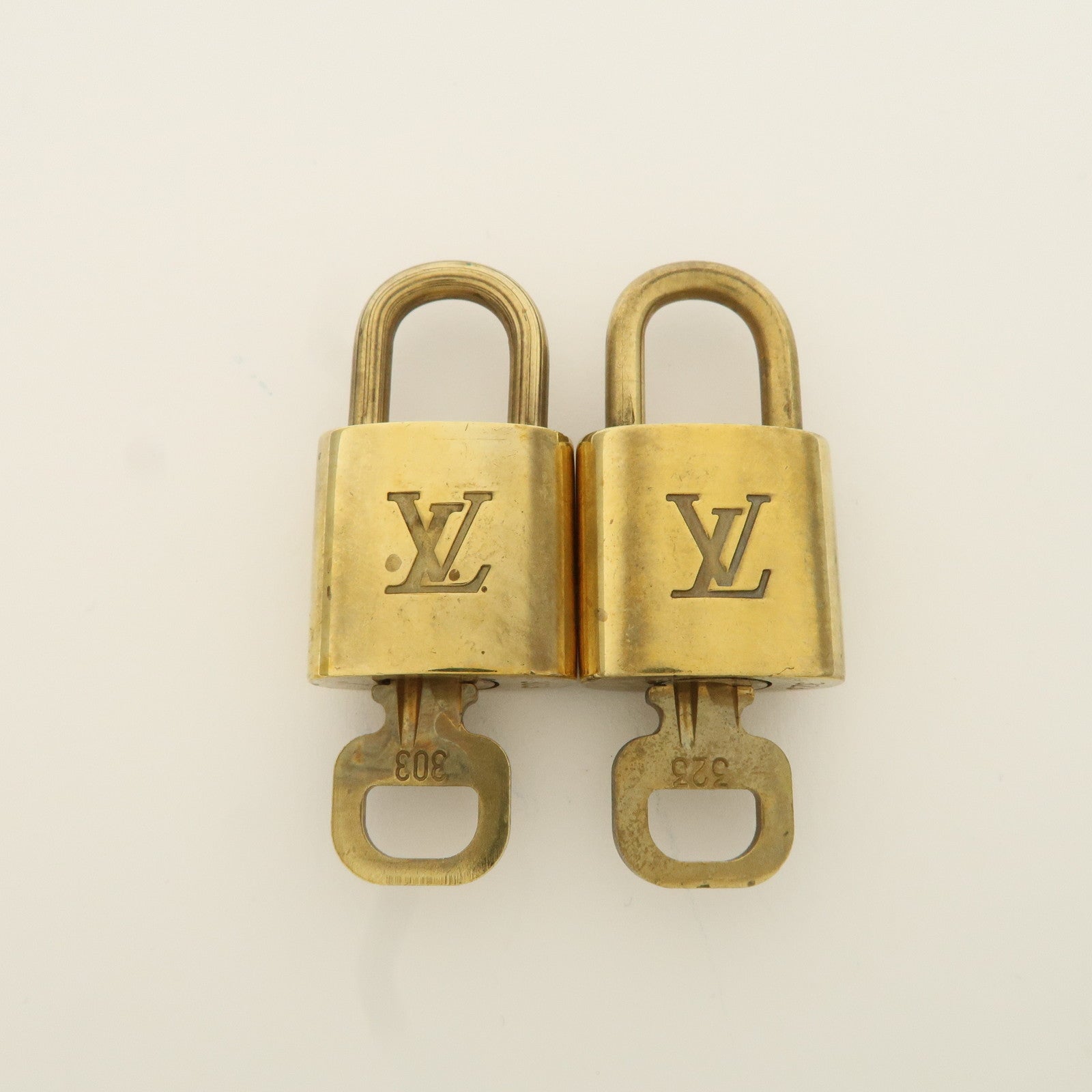 Louis Vuitton Set of 10 Lock 
Key Cadena Key Lock Metal Gold Used