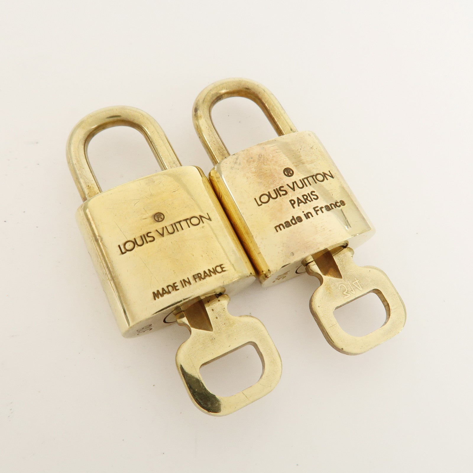 Louis Vuitton Set of 10 Lock 
Key Cadena Key Lock Metal Gold