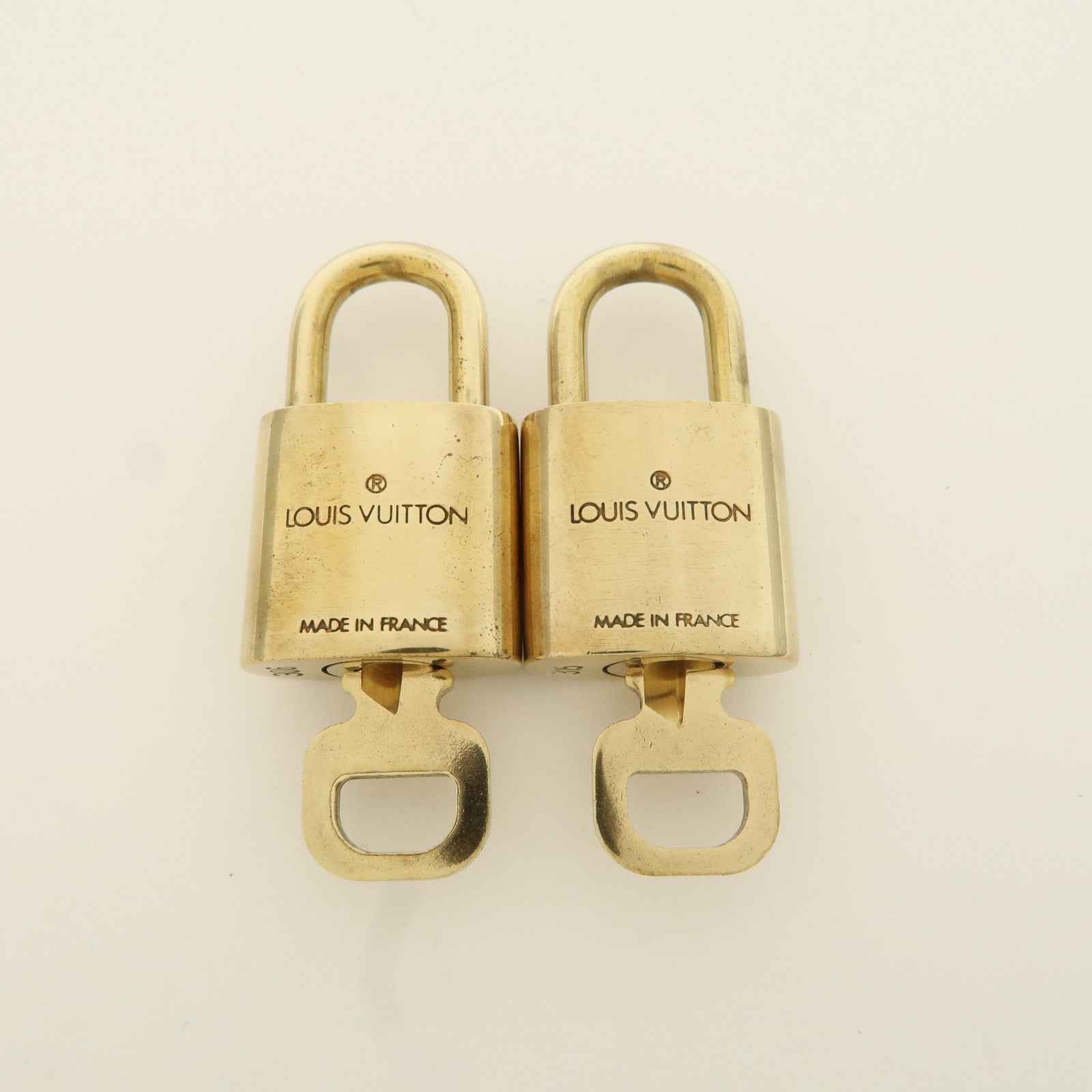 Louis Vuitton Set of 10 Lock 
Key Cadena Key Lock Metal Gold Used