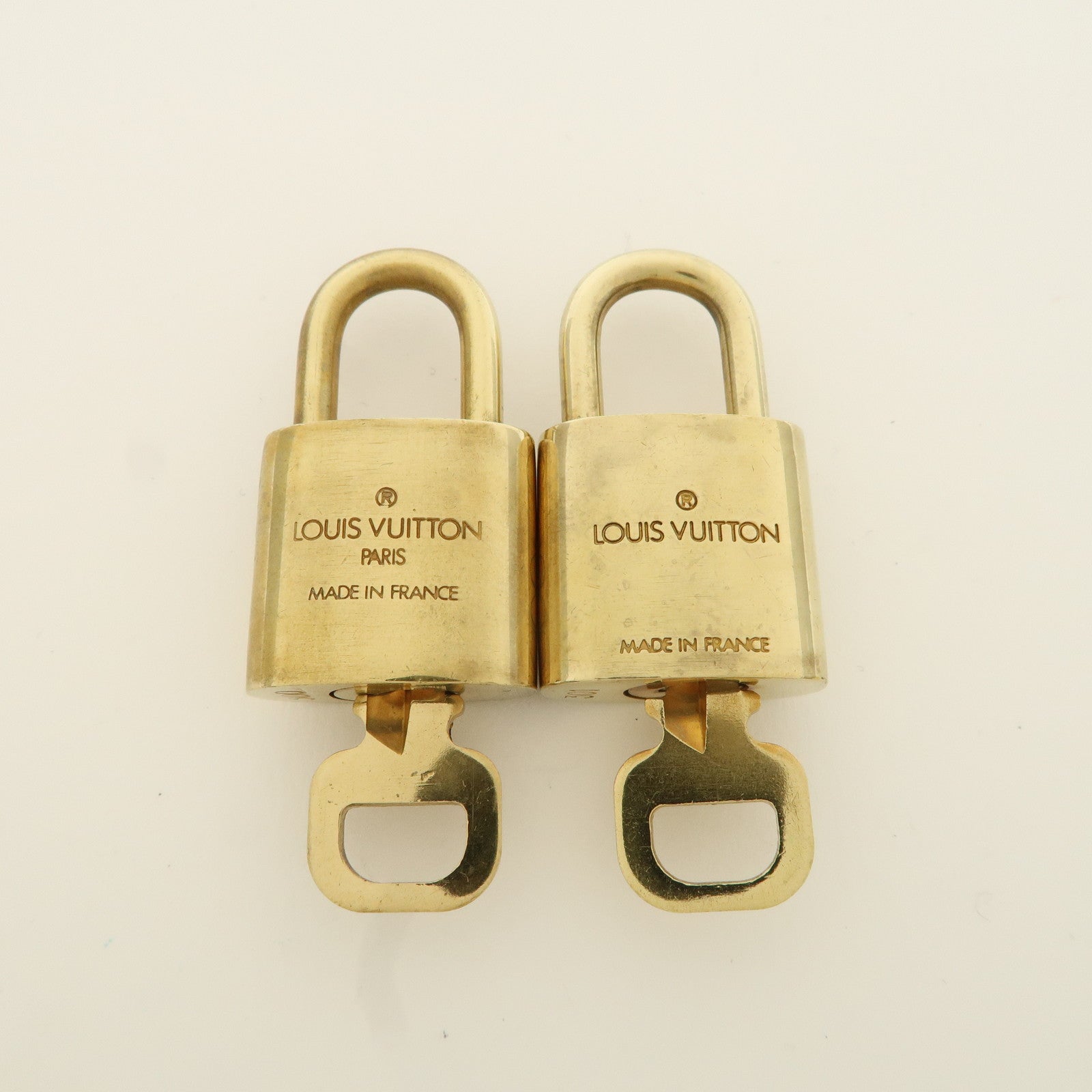 Louis Vuitton Set of 10 Lock 
Key Cadena Key Lock Metal Gold Used