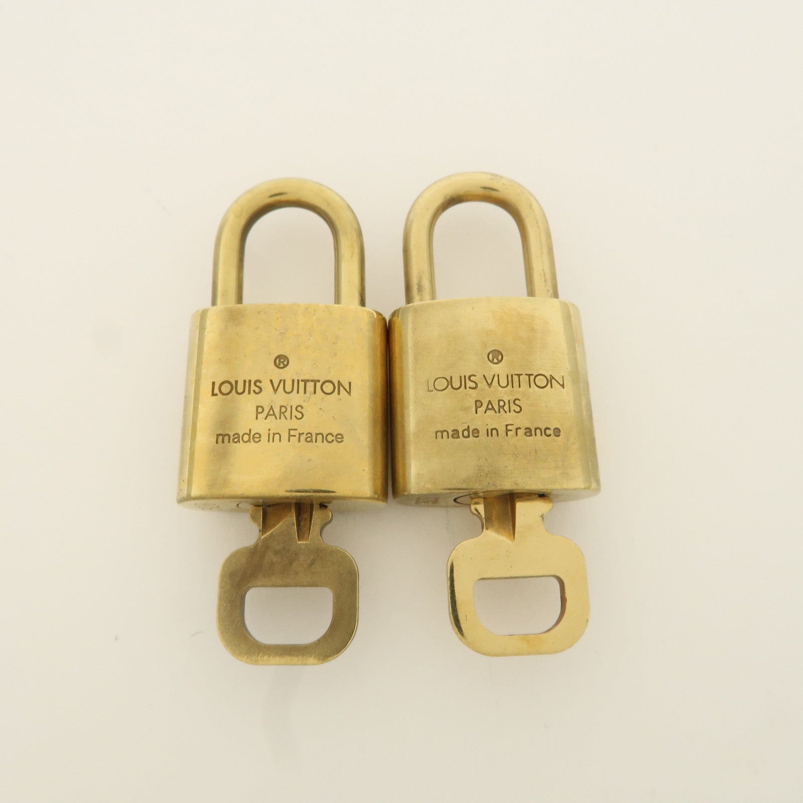 Louis Vuitton Set of 10 Lock 
Key Cadena Key Lock Metal Gold Used