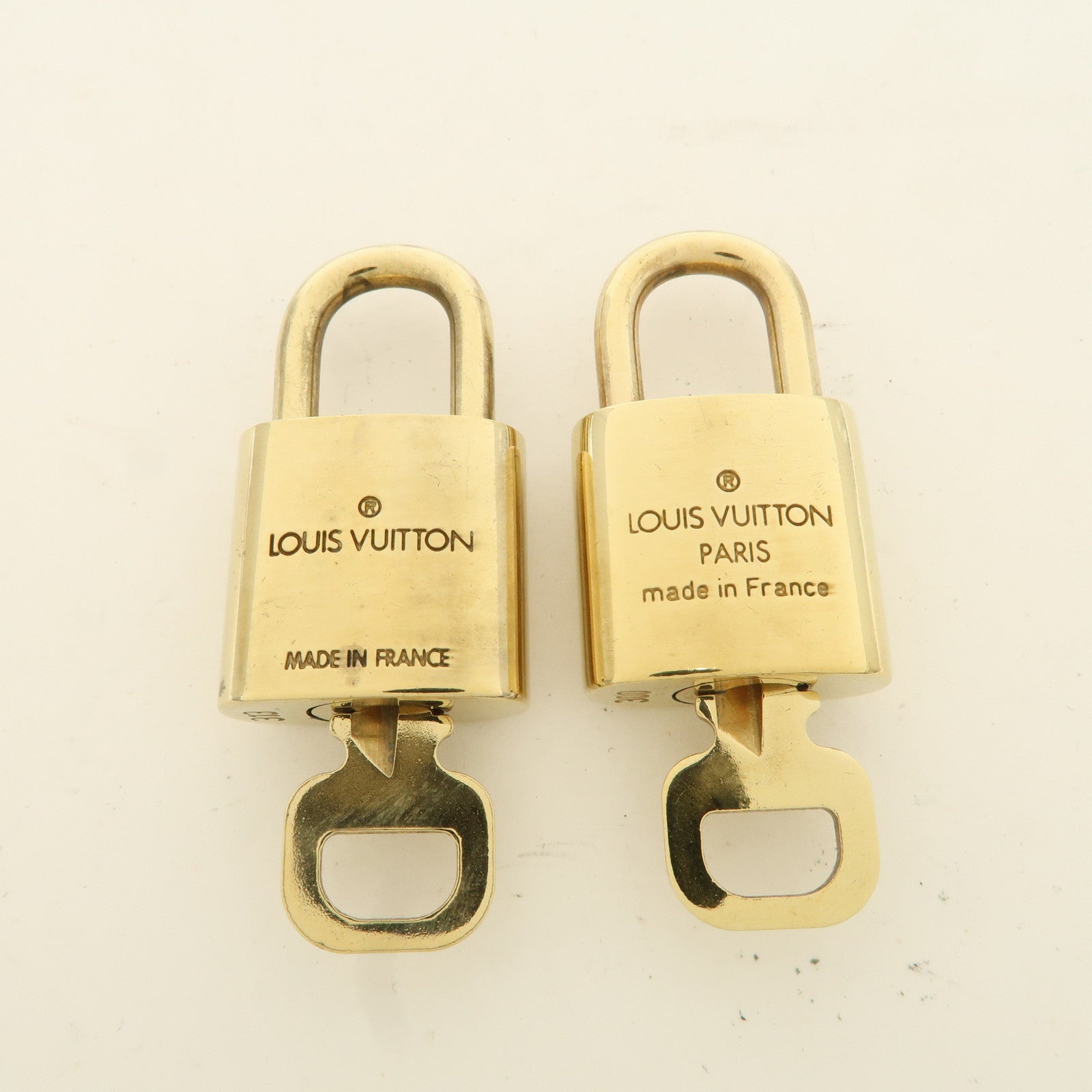 Louis Vuitton Set of 10 Lock 
Key Cadena Key Lock Metal Gold Used