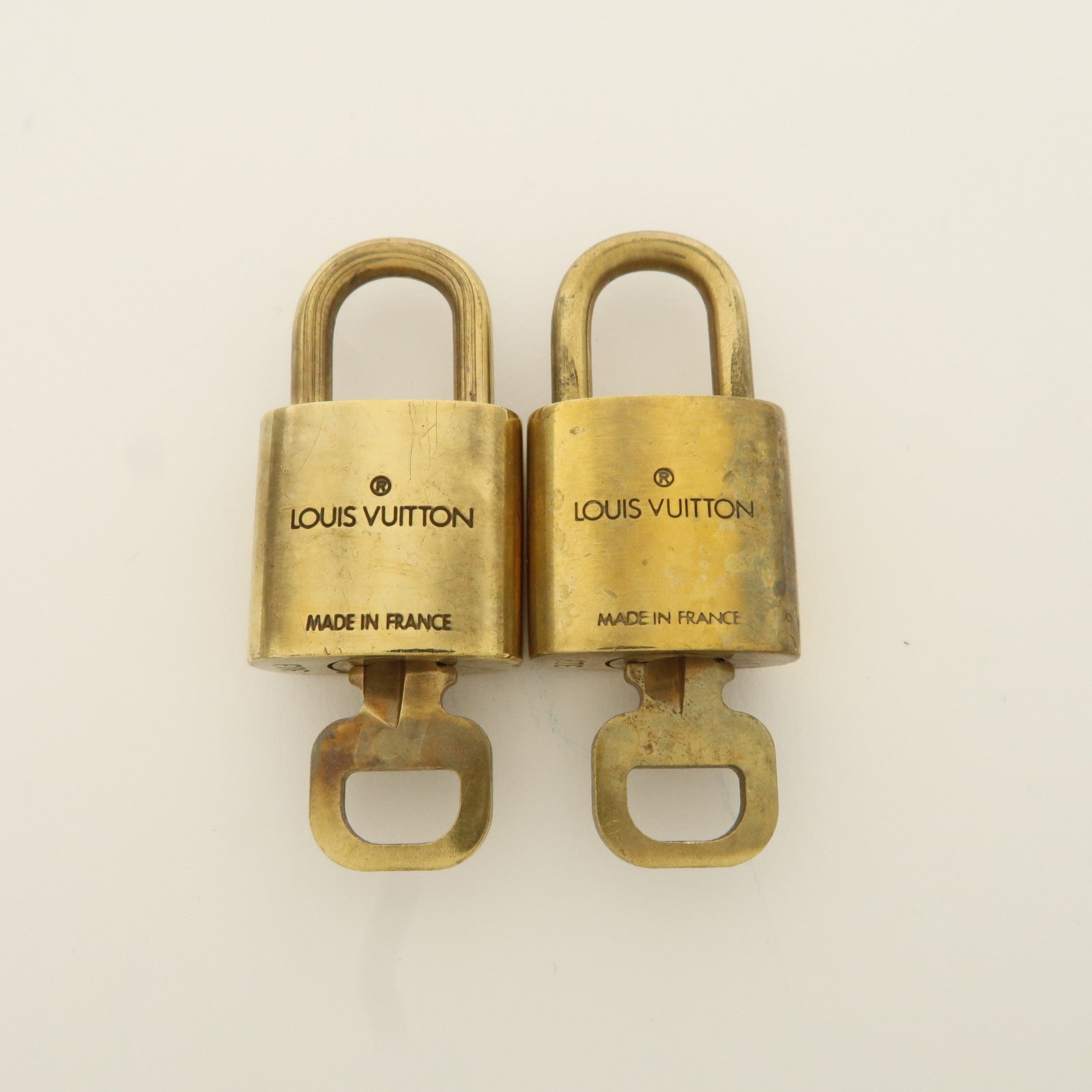 Louis Vuitton Set of 10 Lock 
Key Cadena Key Lock Metal Gold Used