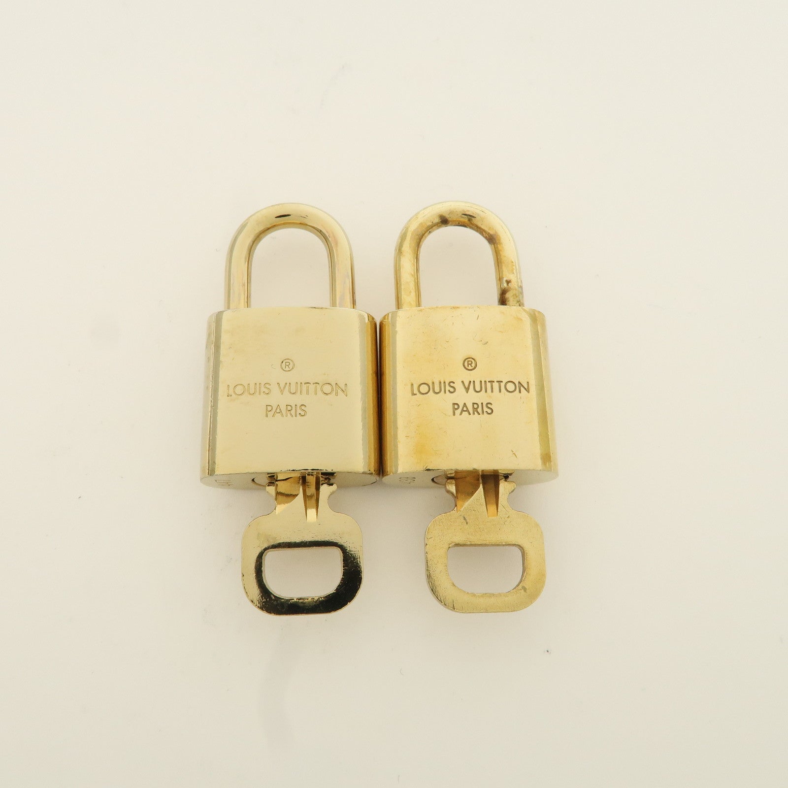 Louis Vuitton Set of 10 Lock 
Key Cadena Key Lock Metal Gold Used