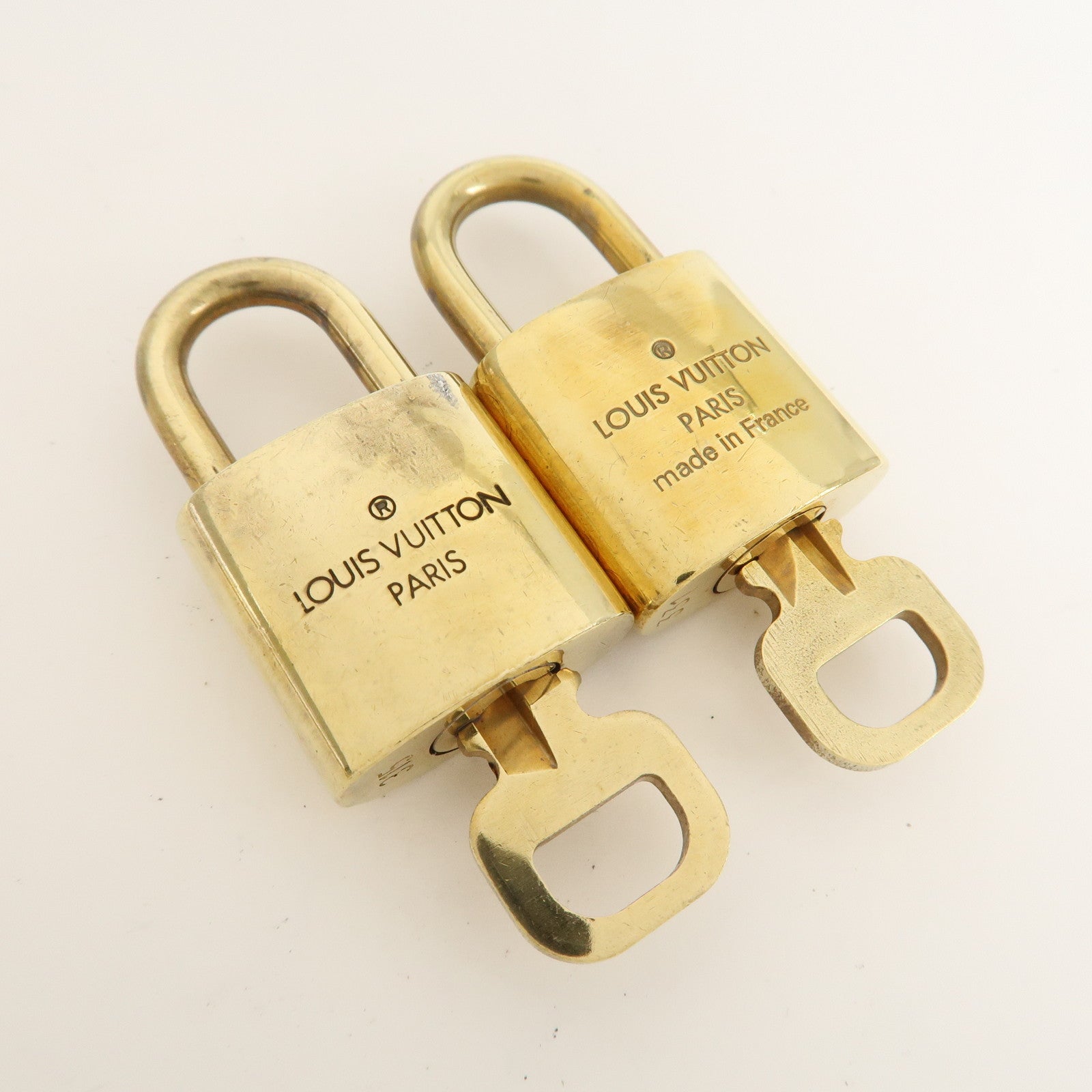 Louis Vuitton Set of 10 Lock 
Key Cadena Key Lock Metal Gold