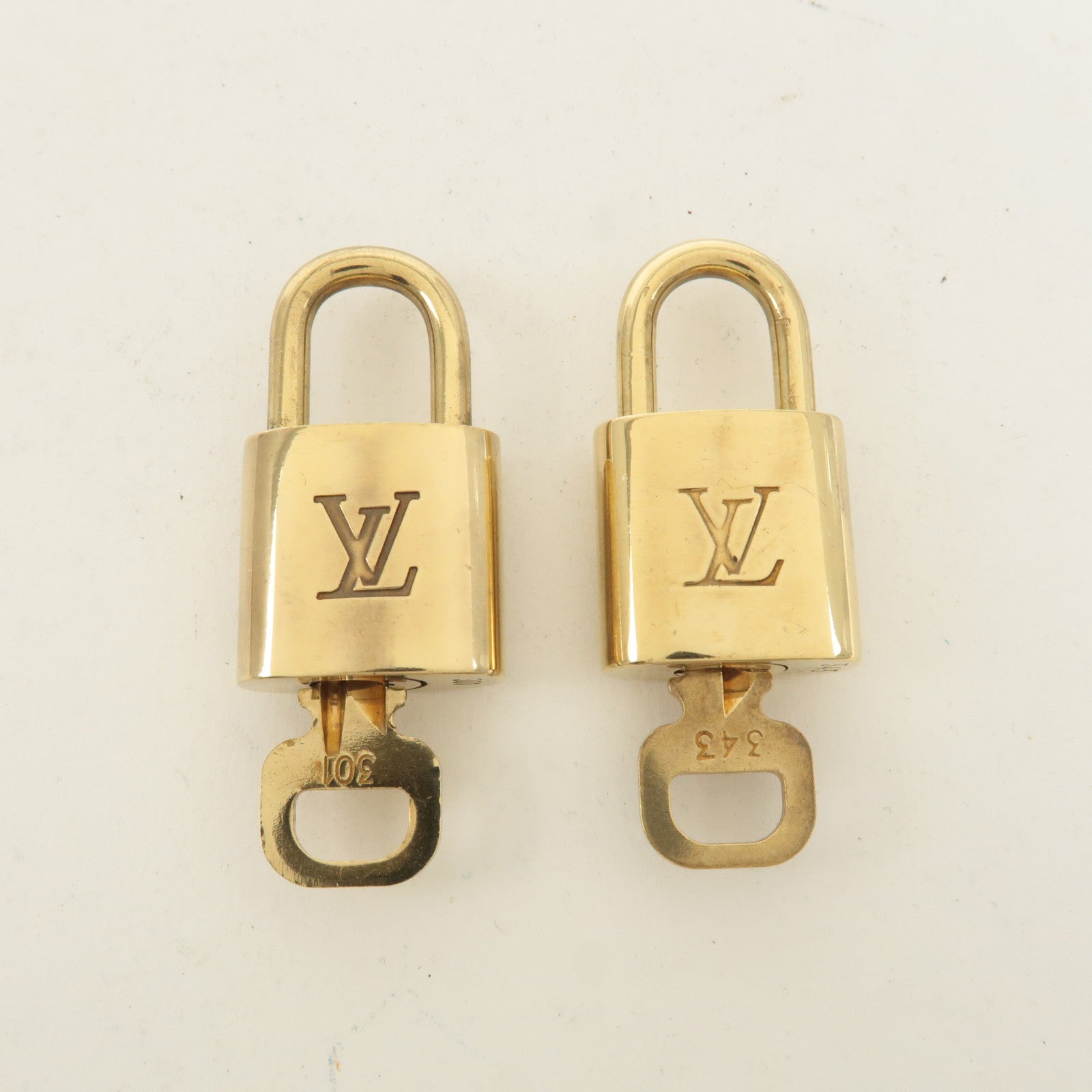 Louis Vuitton Set of 10 Lock 
Key Cadena Key Lock Gold