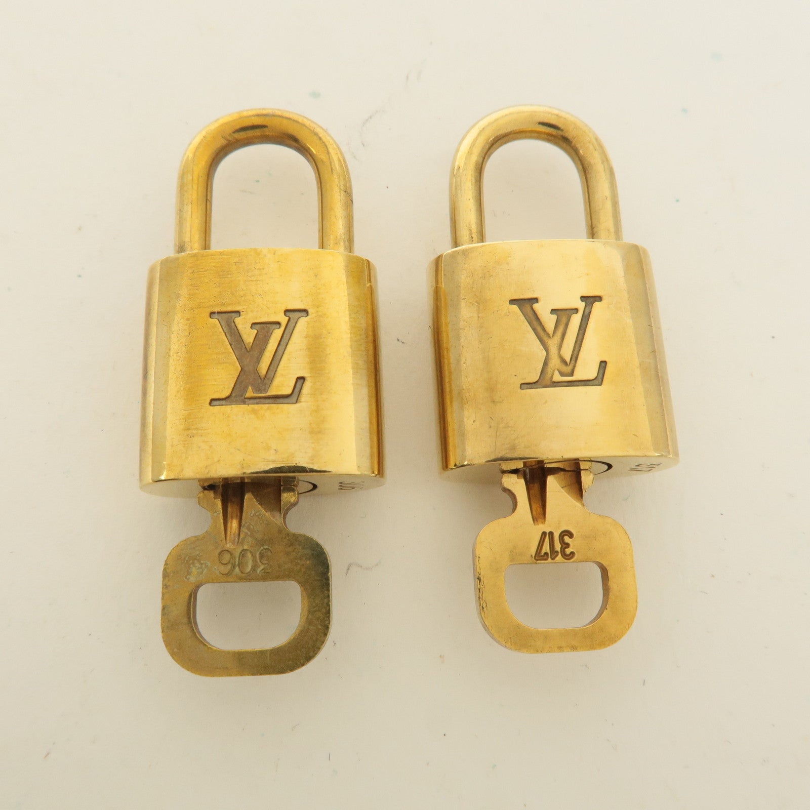 Louis Vuitton Set of 10 Lock 
Key Cadena Key Lock Gold