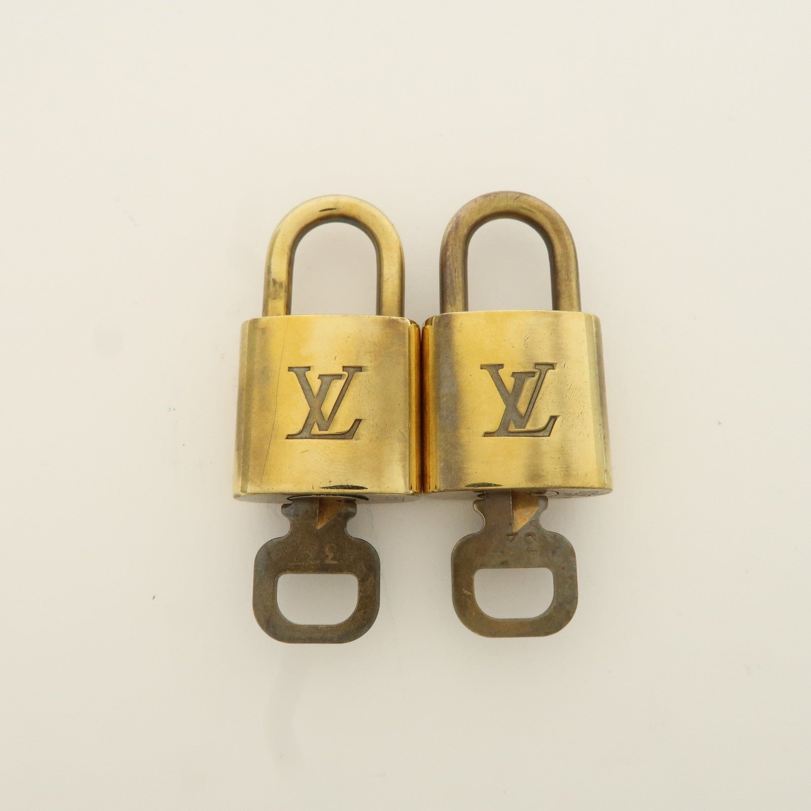 Louis Vuitton Set of 10 Lock 
Key Cadena Key Lock Metal Gold Used