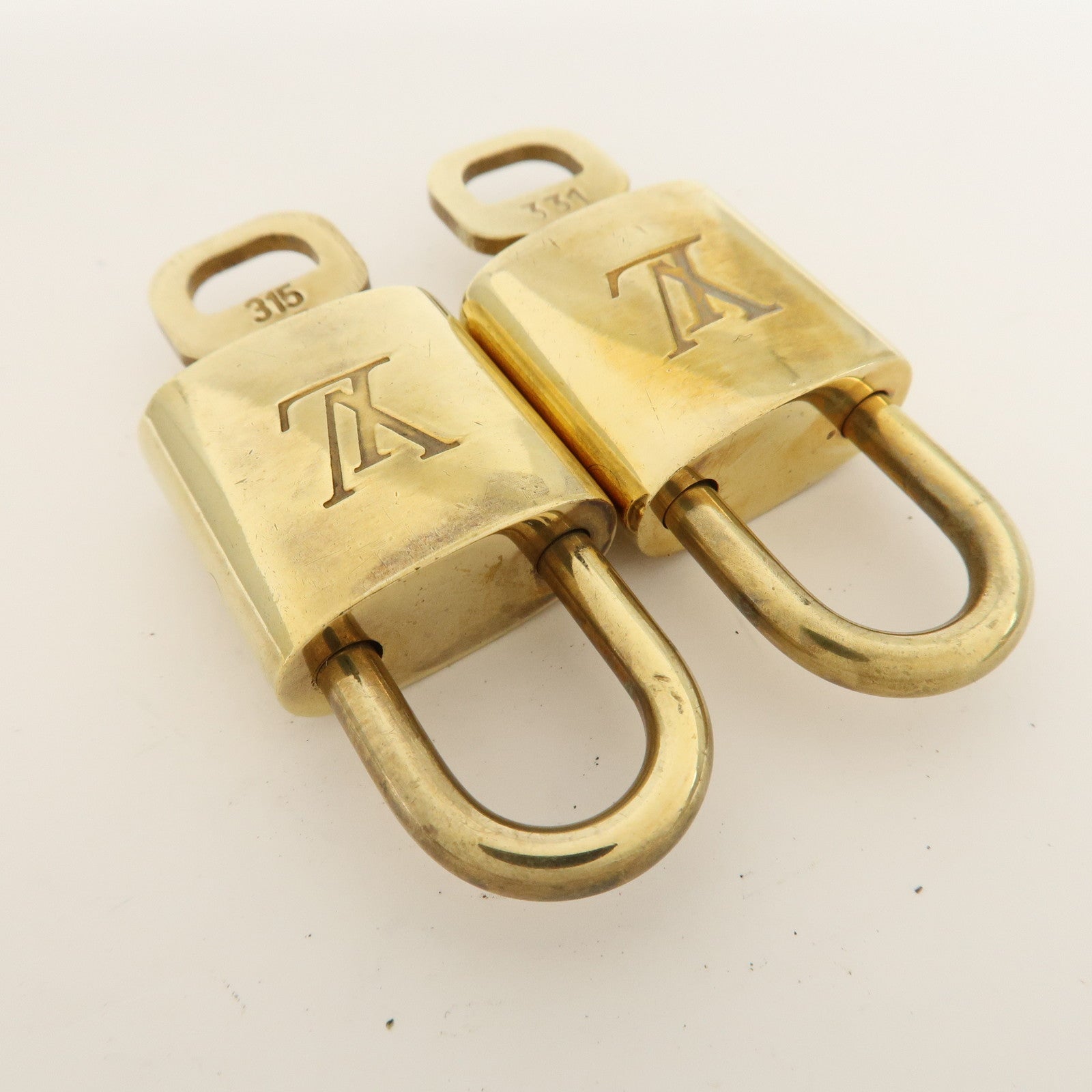 Louis Vuitton Set of 10 Lock 
Key Cadena Key Lock Metal Gold