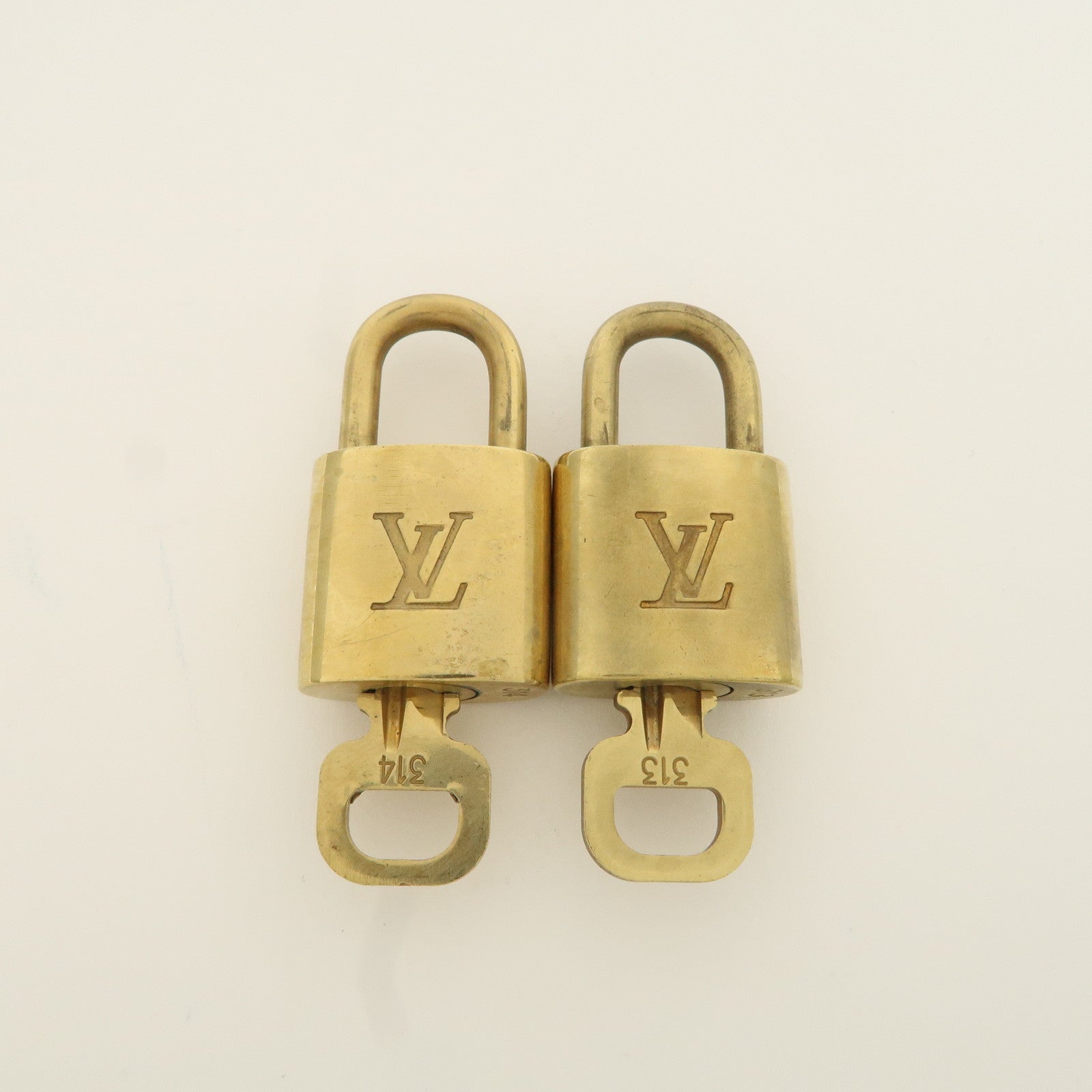 Louis Vuitton Set of 10 Lock 
Key Cadena Key Lock Metal Gold Used