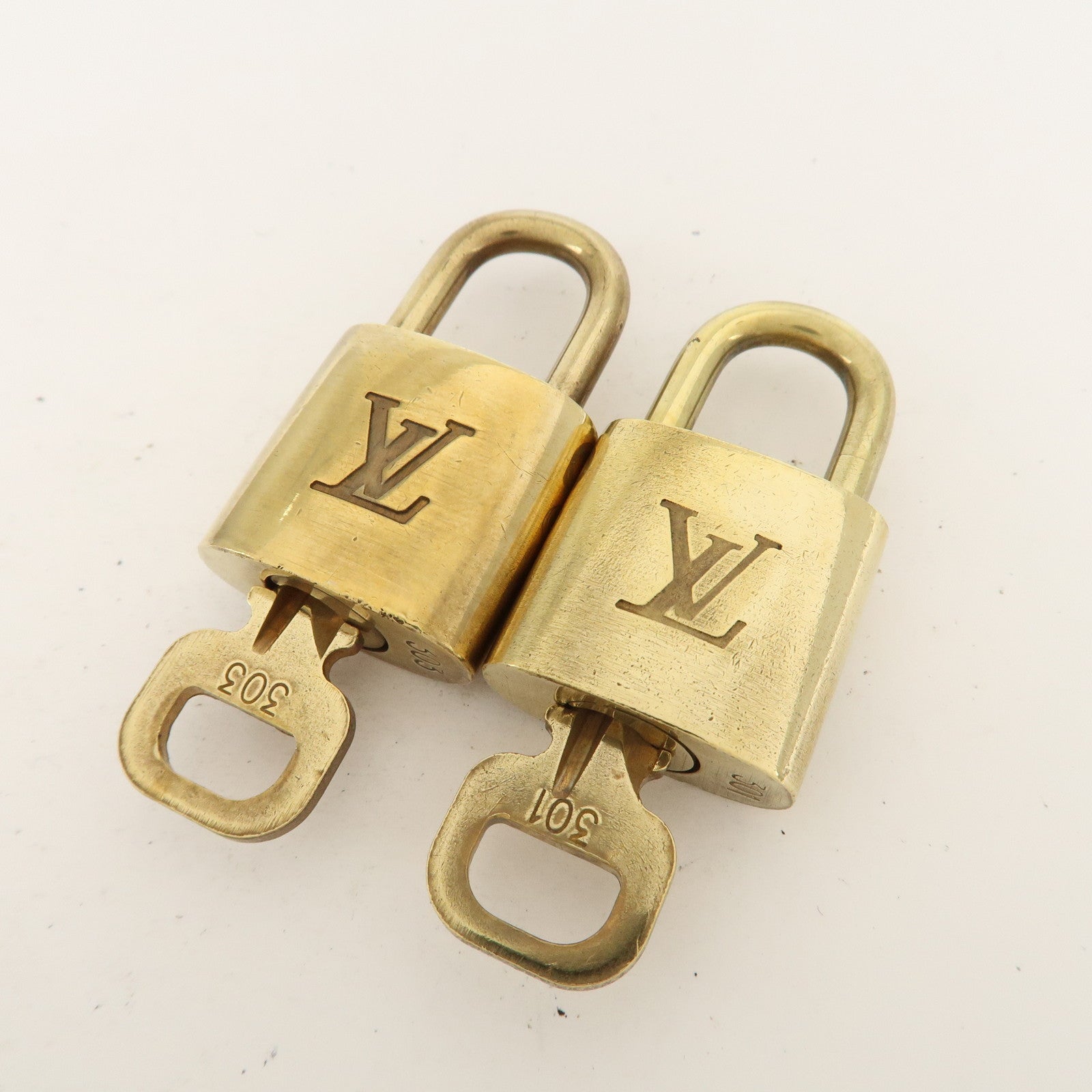 Louis Vuitton Set of 10 Lock 
Key Cadena Key Lock Metal Gold