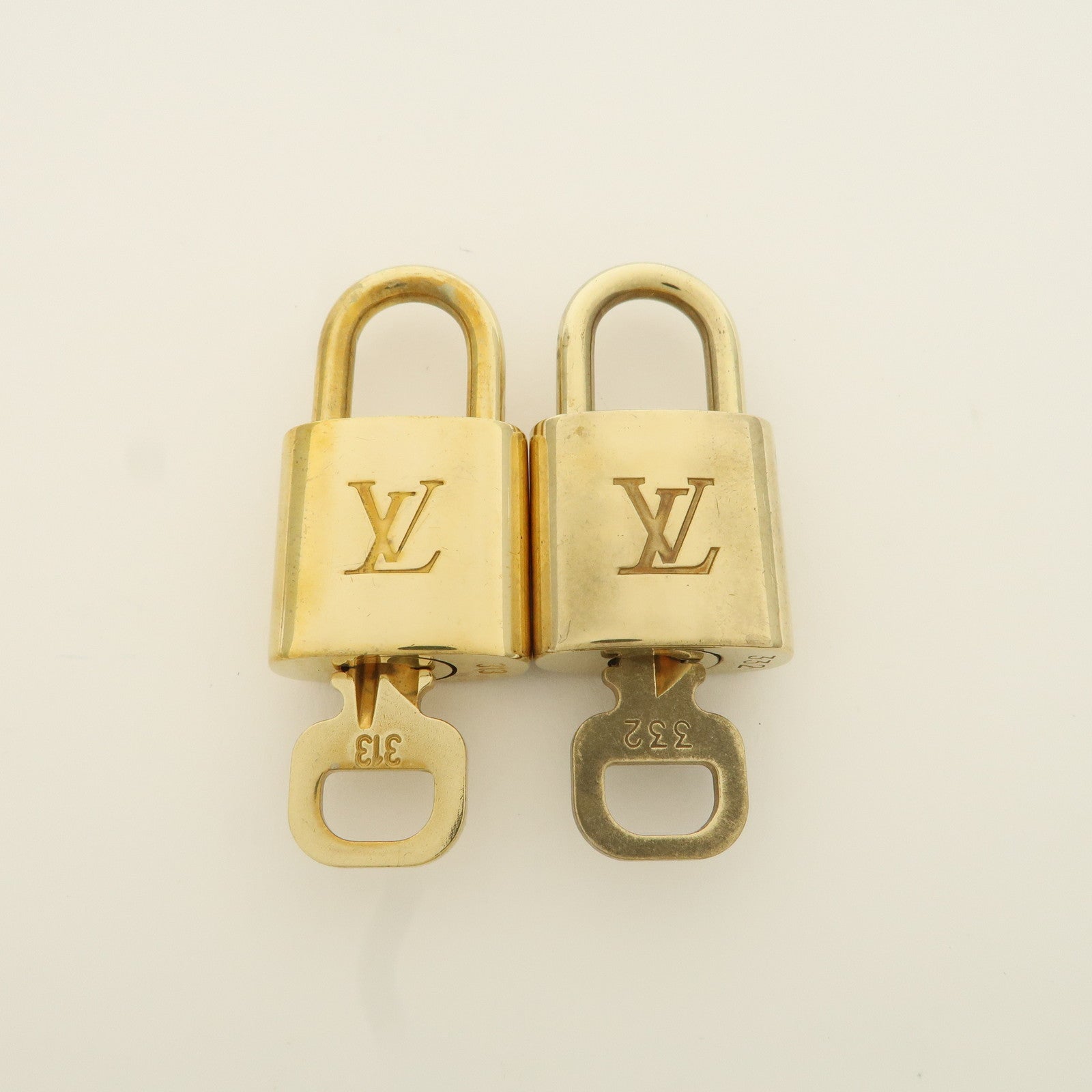 Louis Vuitton Set of 10 Lock 
Key Cadena Key Lock Metal Gold Used