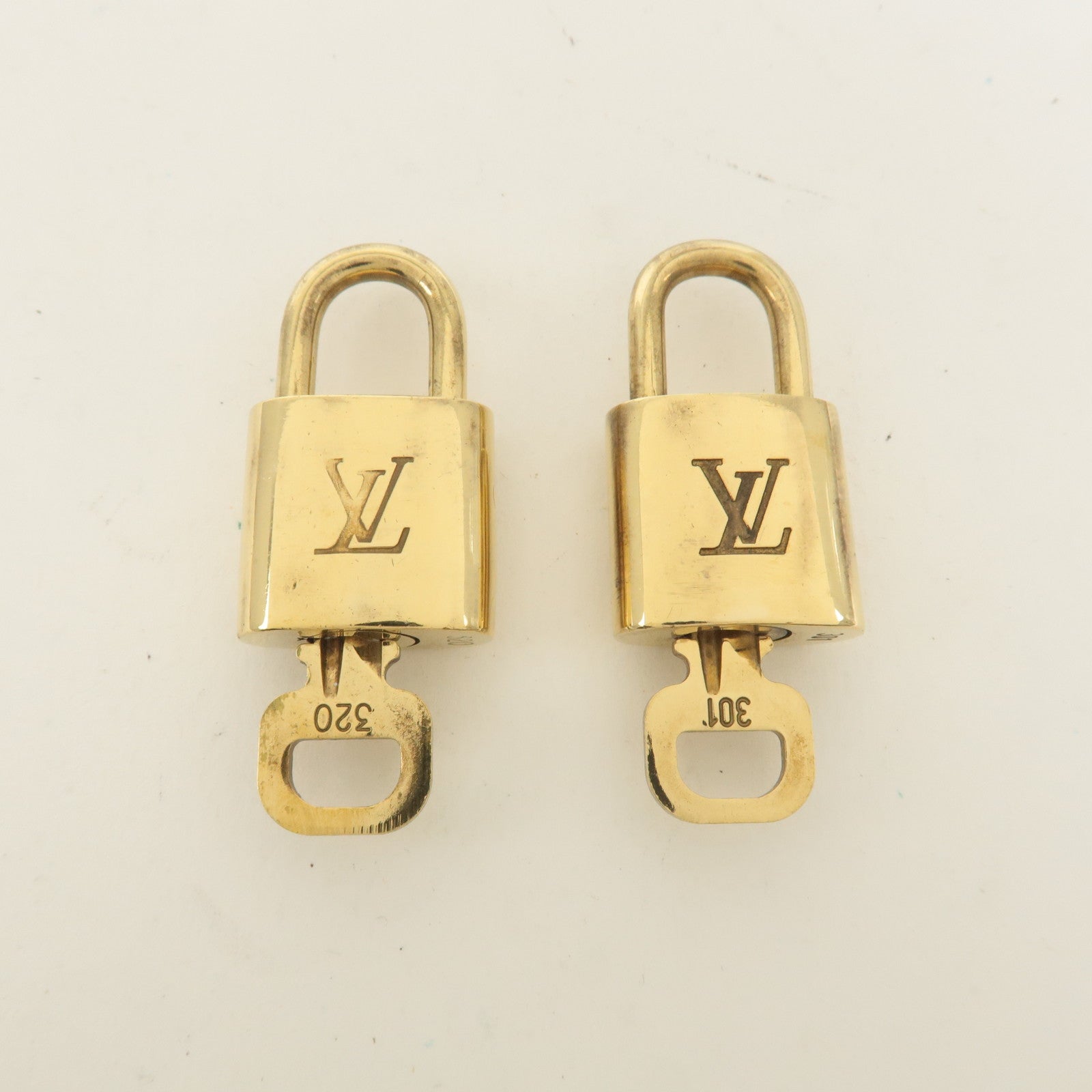 Louis Vuitton Set of 10 Lock 
Key Cadena Key Lock Gold