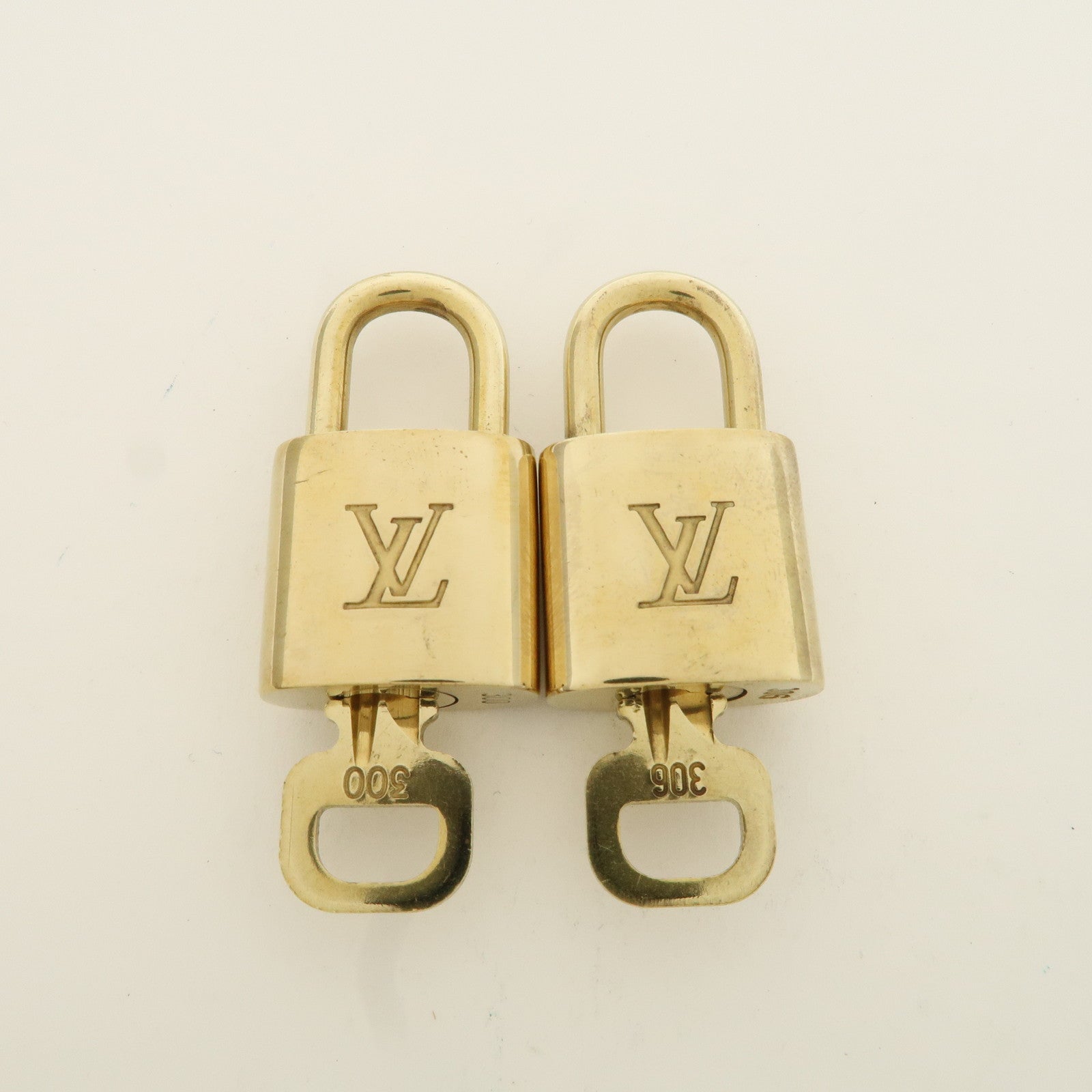 Louis Vuitton Set of 10 Lock 
Key Cadena Key Lock Metal Gold Used