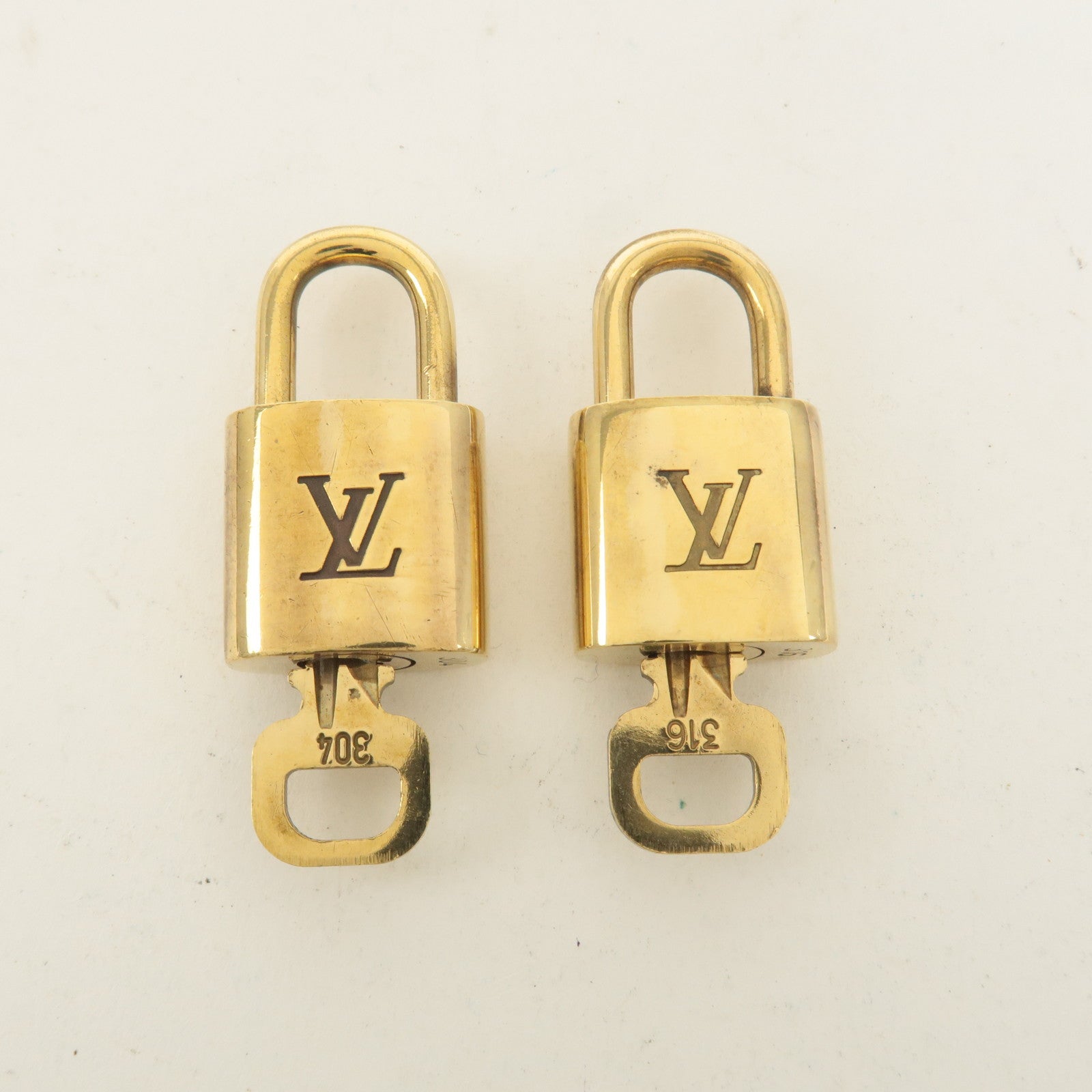 Louis Vuitton Set of 10 Lock 
Key Cadena Key Lock Gold