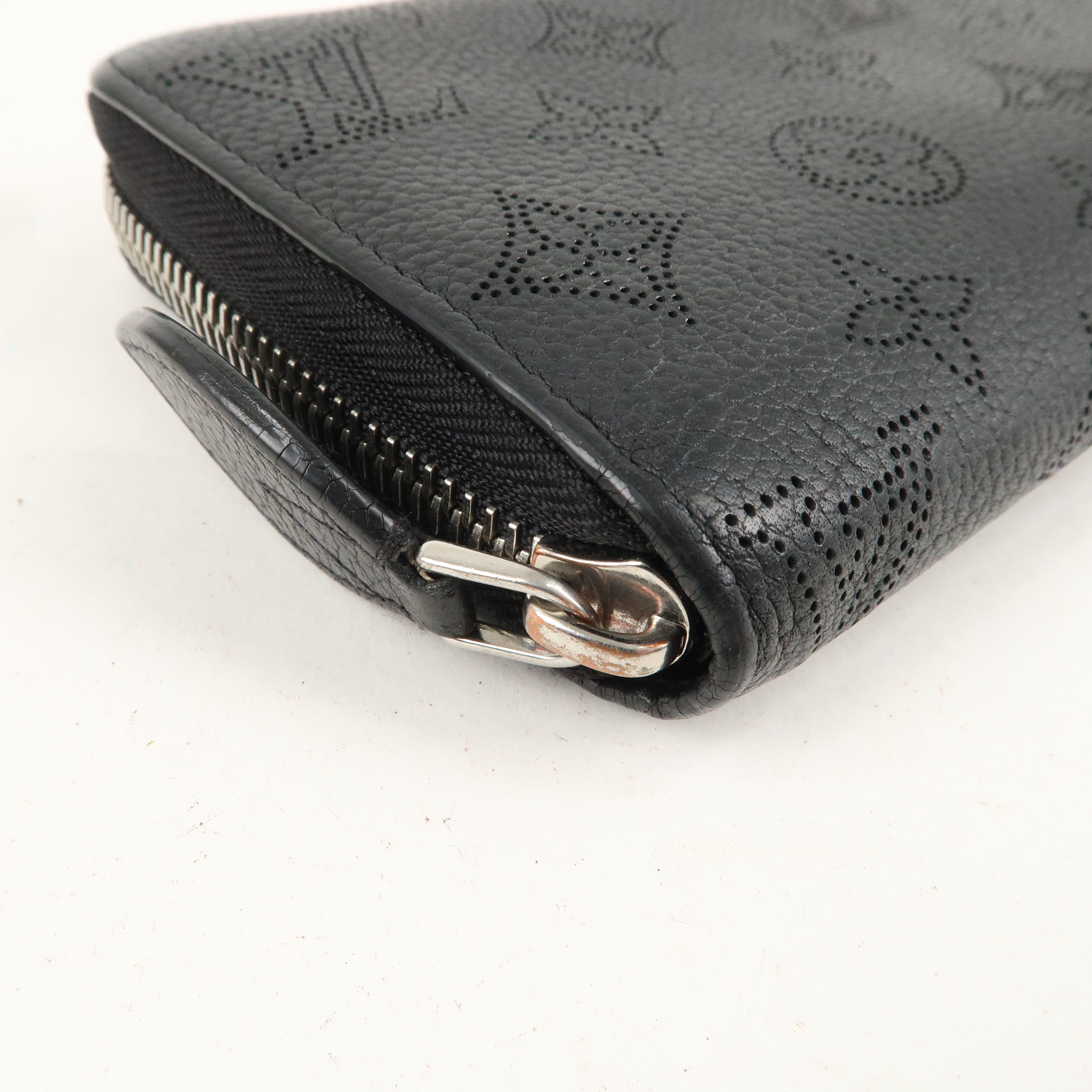 Louis Vuitton Monogram Mahina Zippy Wallet Noir M61867