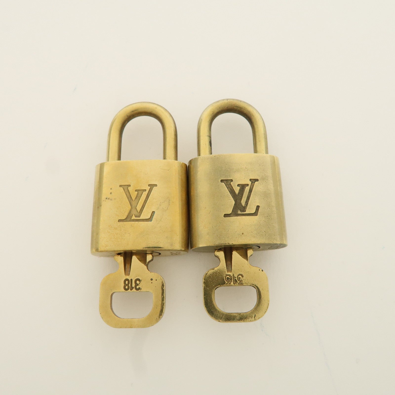 Louis Vuitton Set of 10 Lock 
Key Cadena Key Lock Metal Gold Used