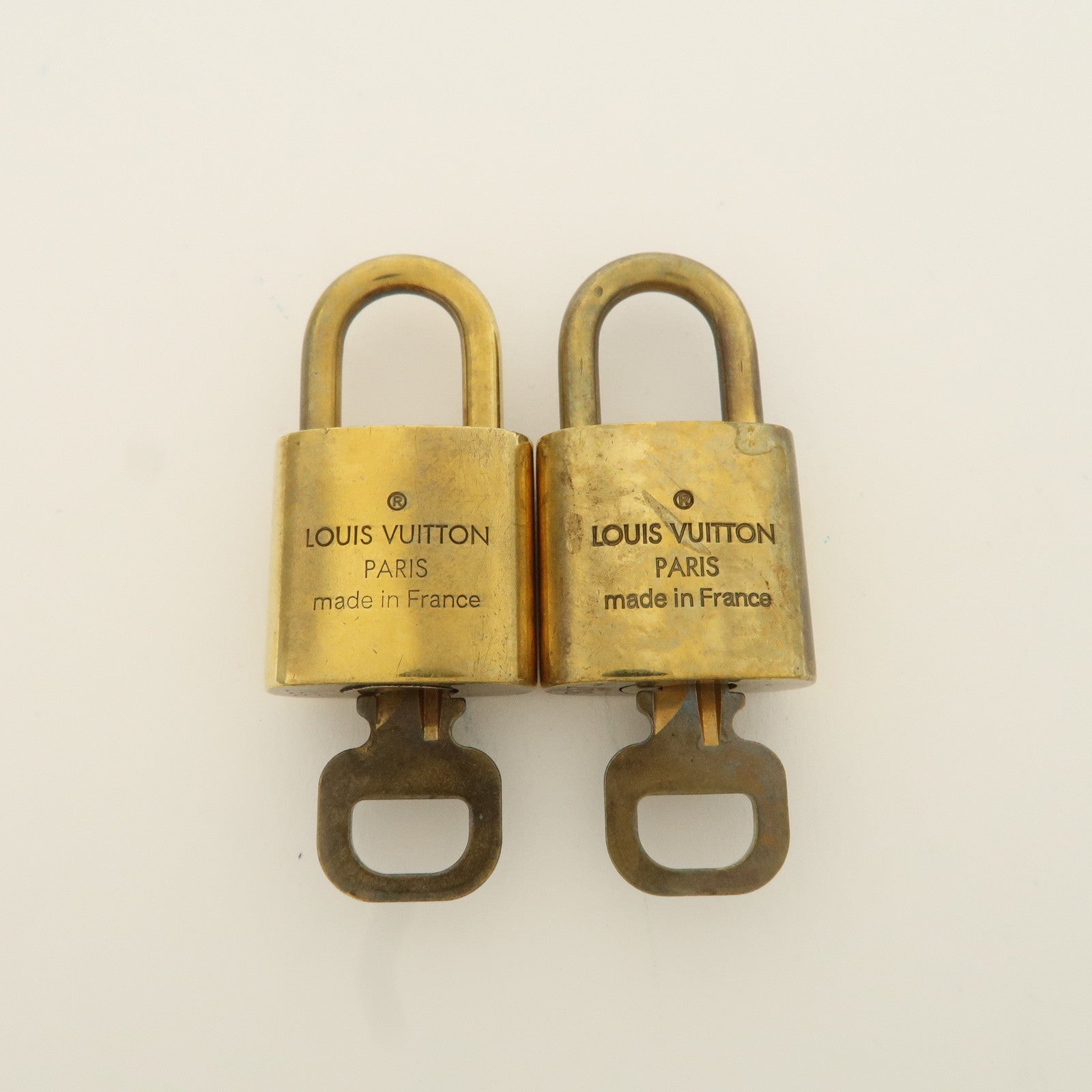 Louis Vuitton Set of 10 Lock 
Key Cadena Key Lock Metal Gold Used