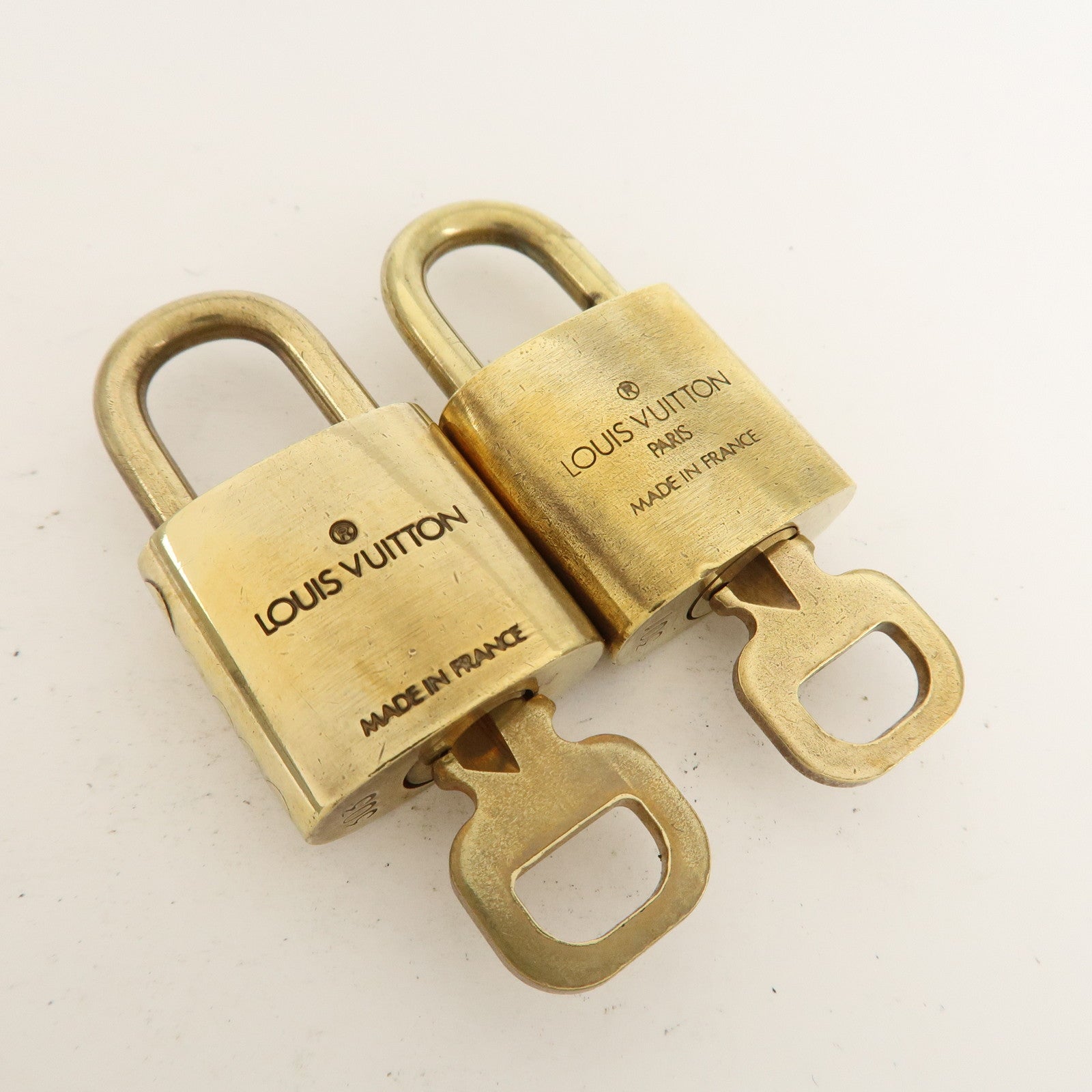 Louis Vuitton Set of 10 Lock 
Key Cadena Key Lock Metal Gold