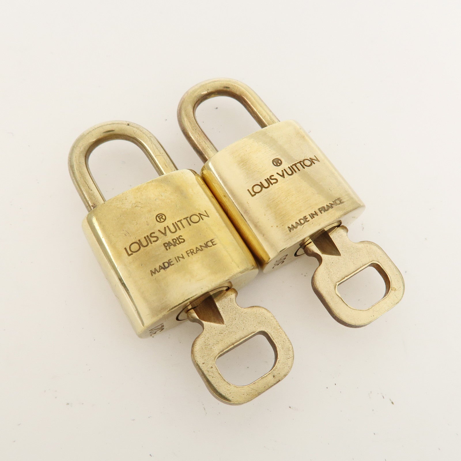 Louis Vuitton Set of 10 Lock 
Key Cadena Key Lock Metal Gold Used