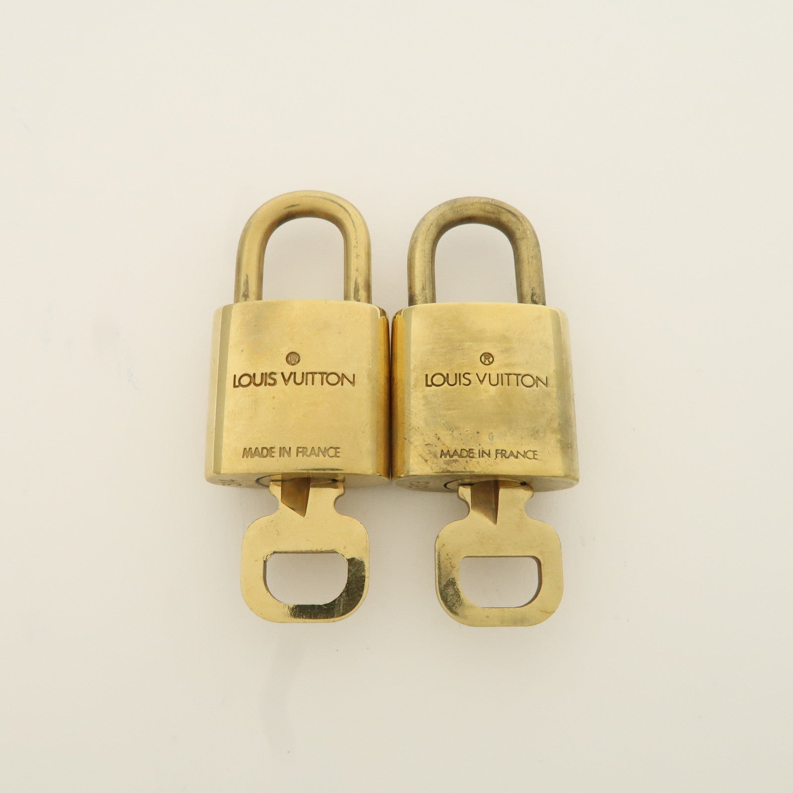 Louis Vuitton Set of 10 Lock 
Key Cadena Key Lock Metal Gold Used