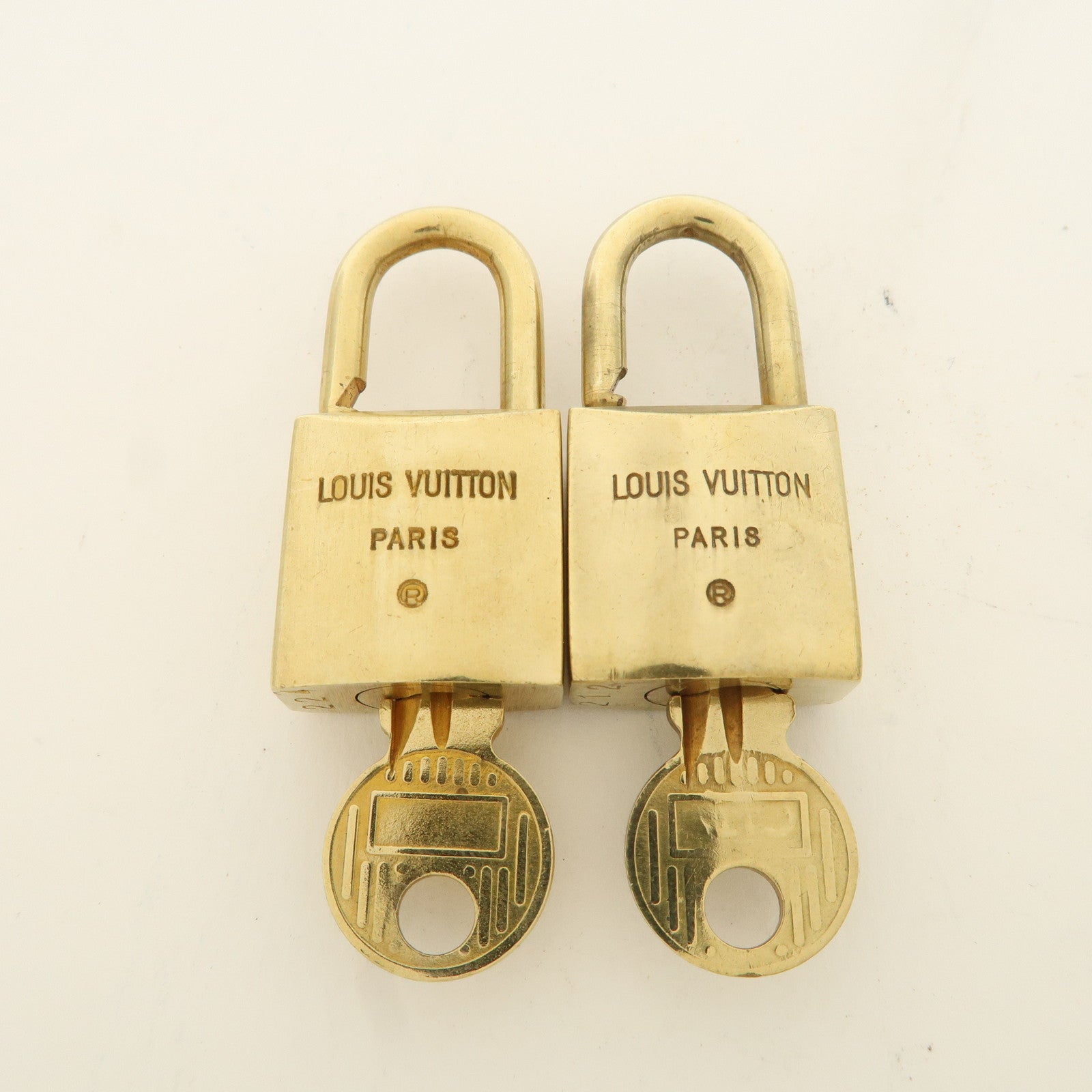 Louis Vuitton Set of 10 Lock 
Key Cadena Key Lock Used