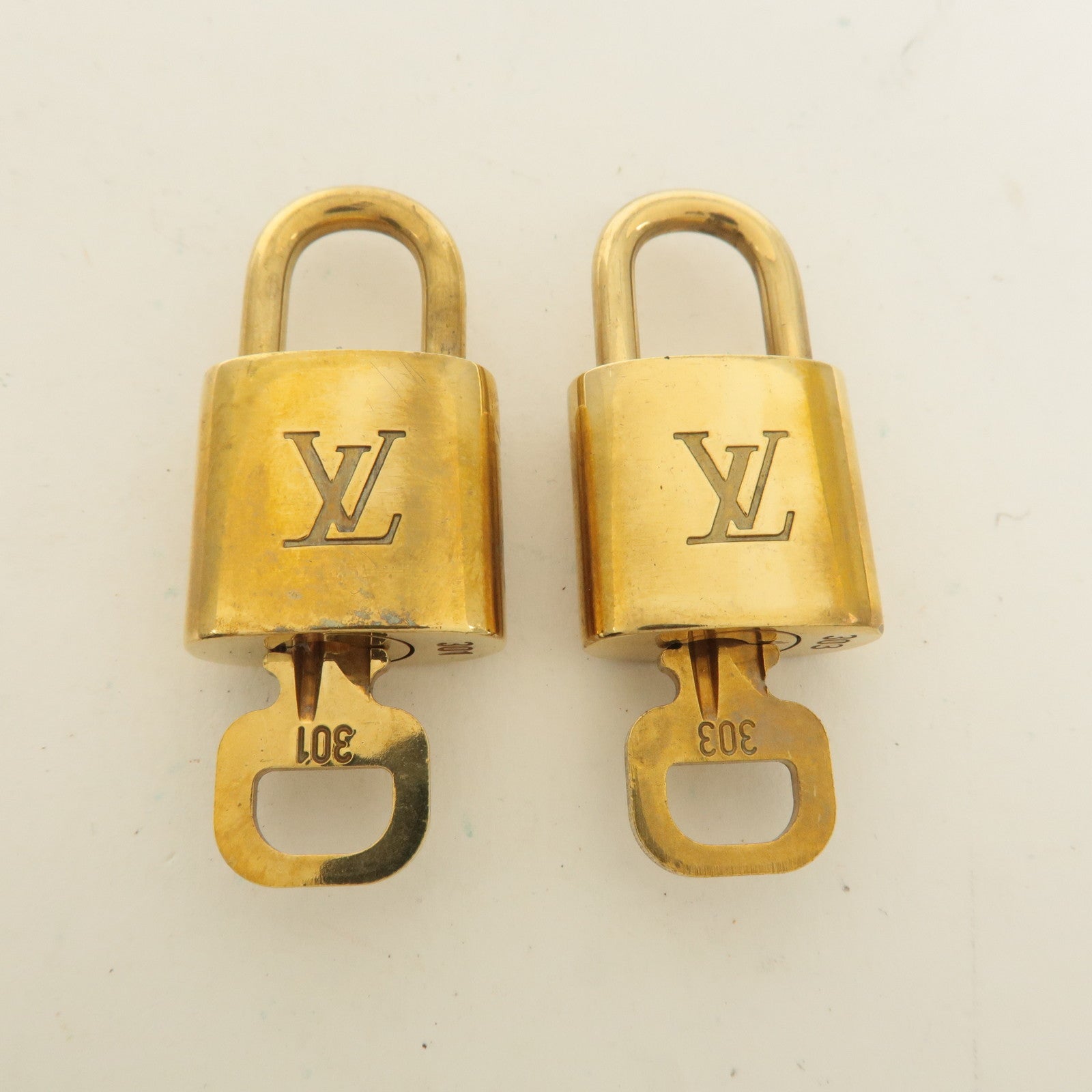 Louis Vuitton Set of 10 Lock 
Key Cadena Key Lock Gold