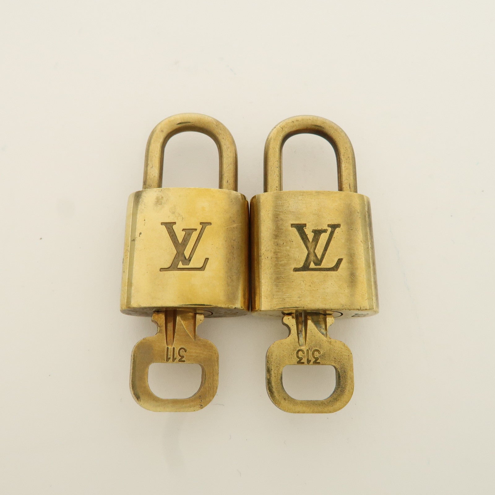 Louis Vuitton Set of 10 Lock 
Key Cadena Key Lock Metal Gold Used