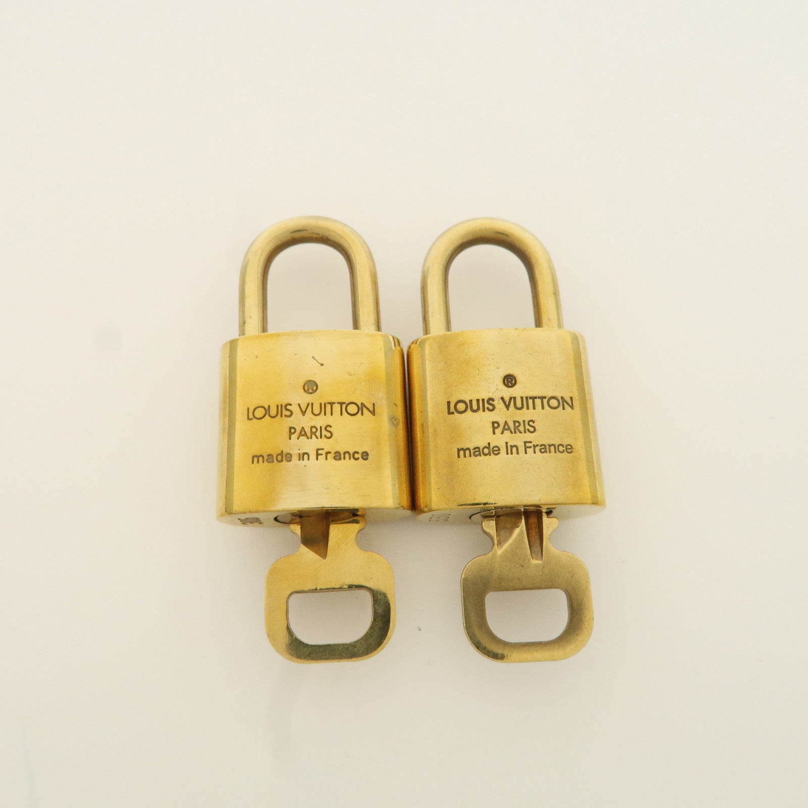 Louis Vuitton Set of 10 Lock 
Key Cadena Key Lock Metal Gold Used