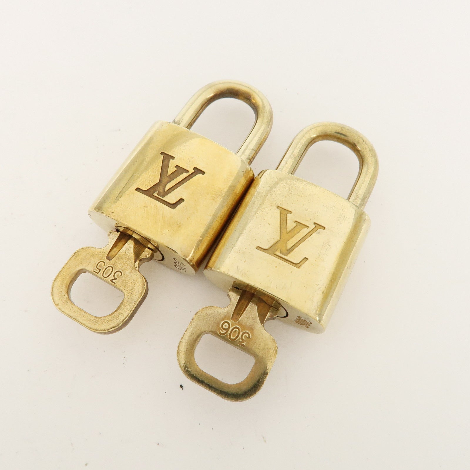 Louis Vuitton Set of 10 Lock 
Key Cadena Key Lock Metal Gold