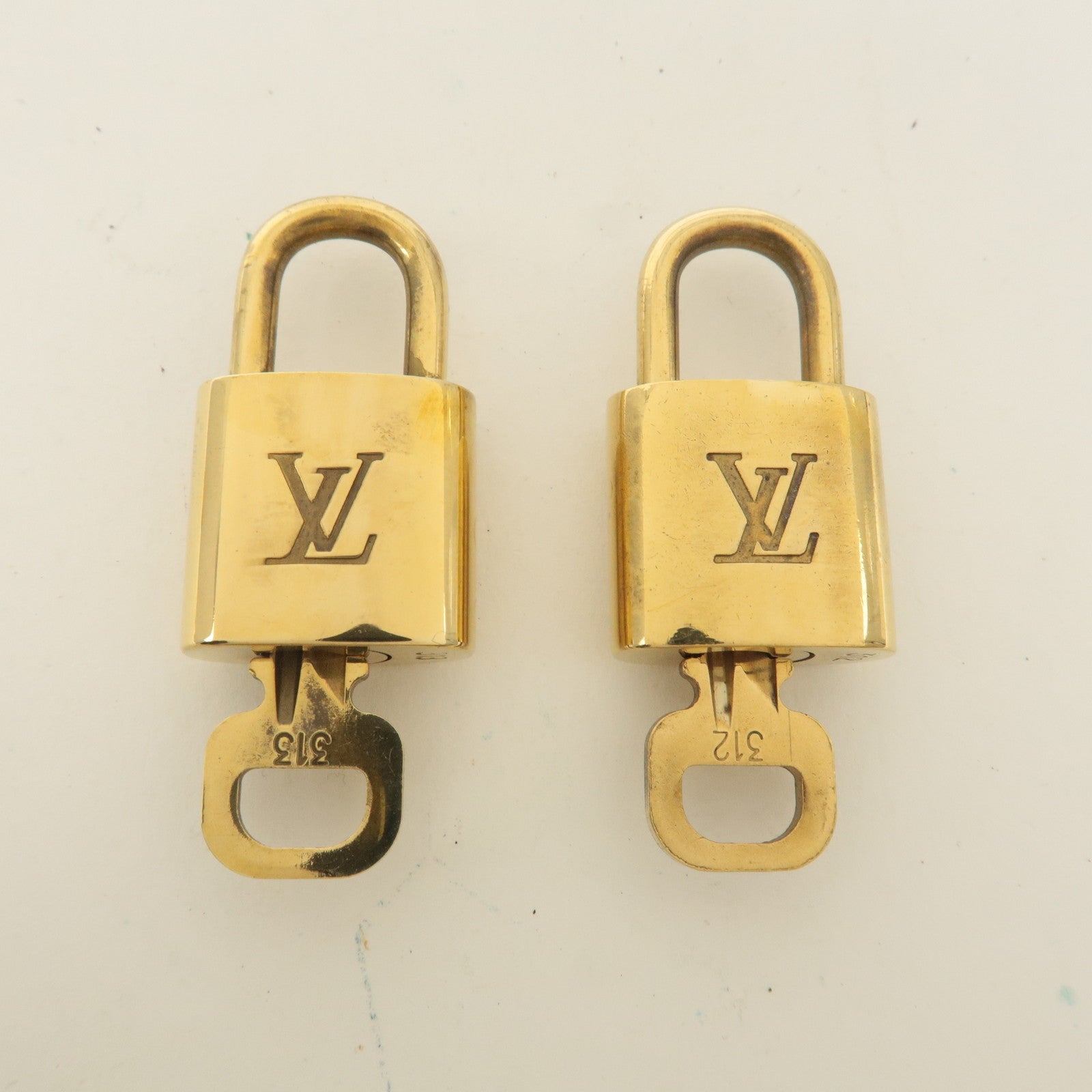 Louis Vuitton Set of 10 Lock 
Key Cadena Key Lock Gold