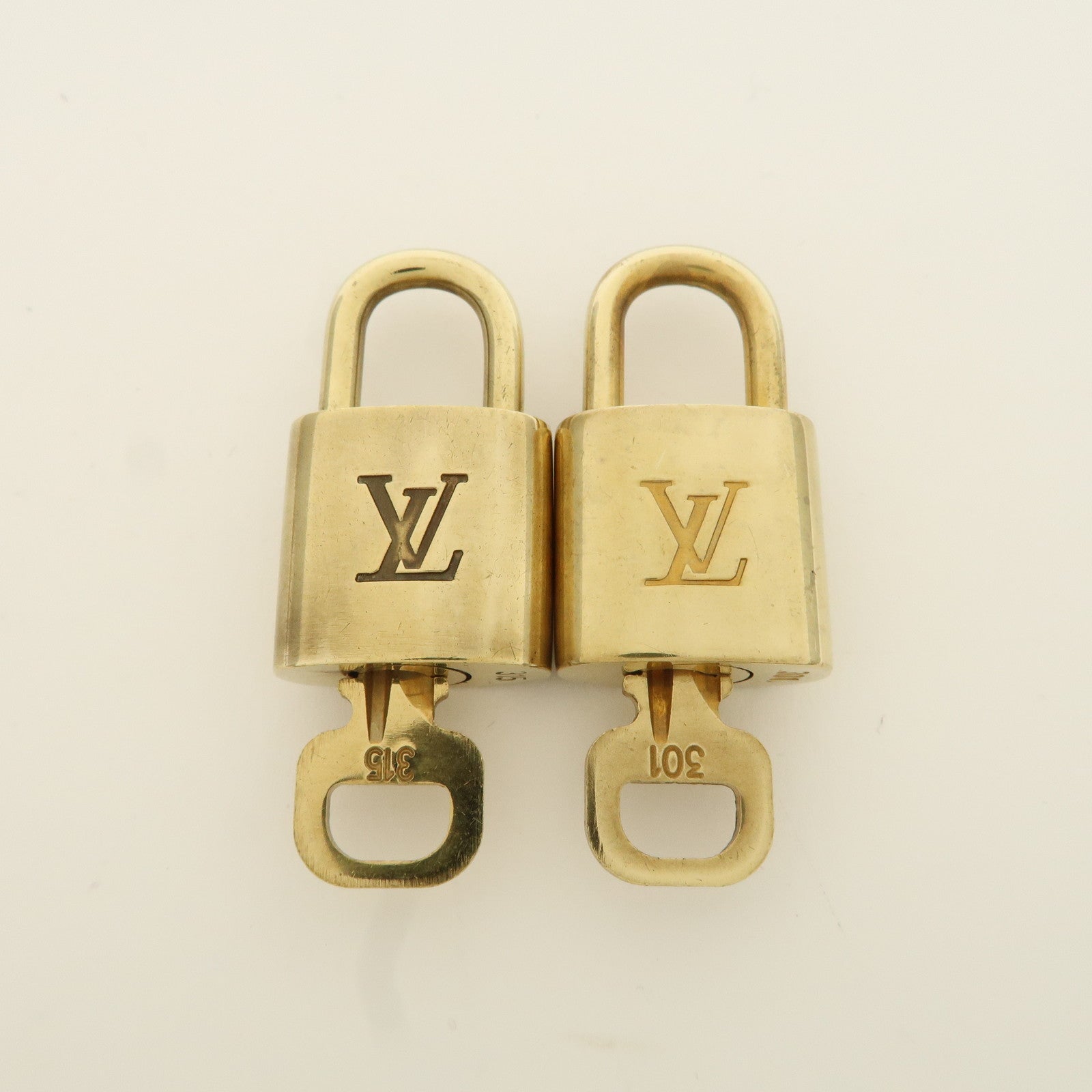 Louis Vuitton Set of 10 Lock 
Key Cadena Key Lock Metal Gold Used