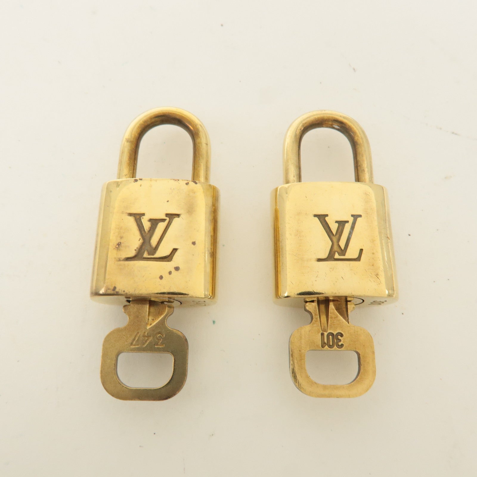 Louis Vuitton Set of 10 Lock 
Key Cadena Key Lock Gold