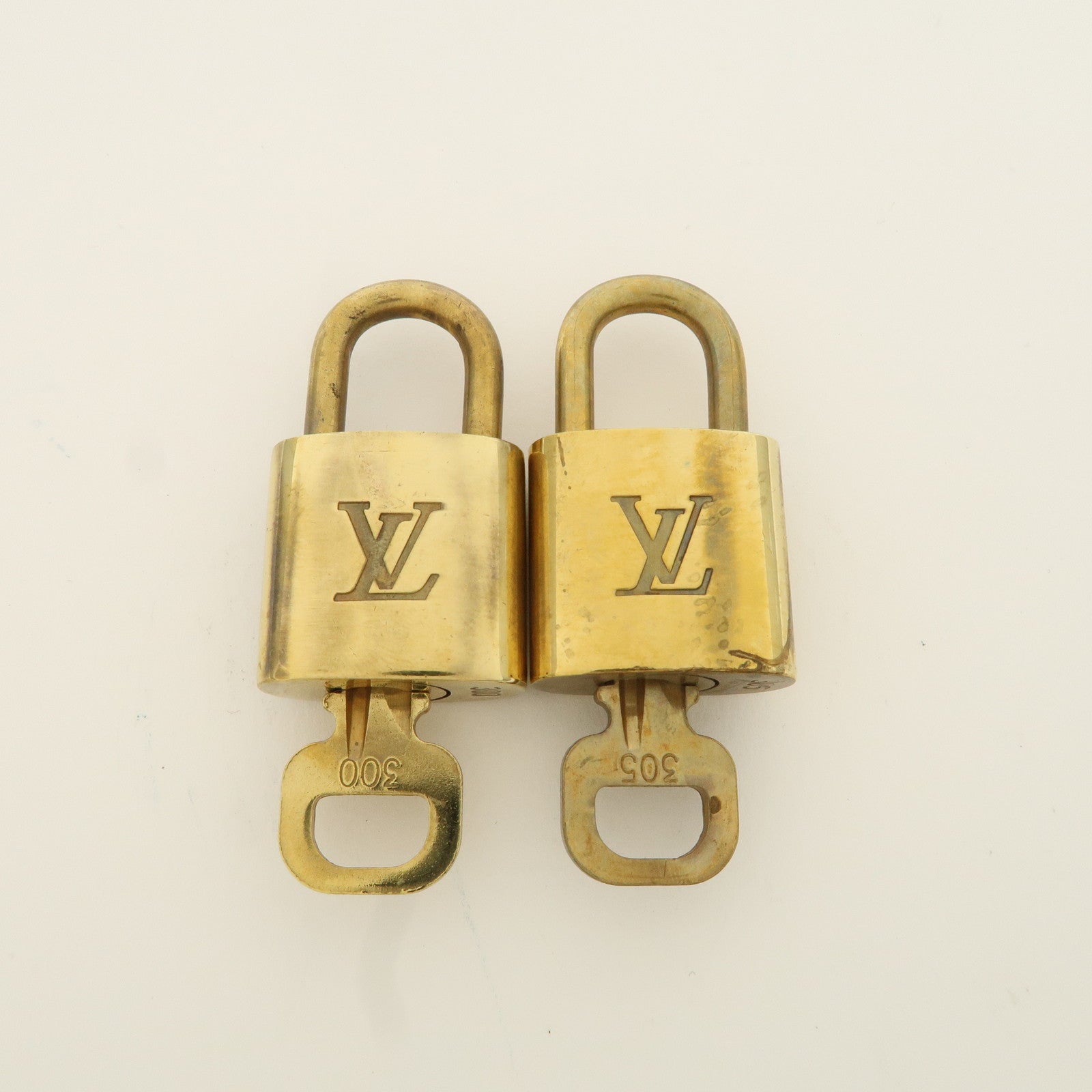 Louis Vuitton Set of 10 Lock 
Key Cadena Key Lock Metal Gold Used