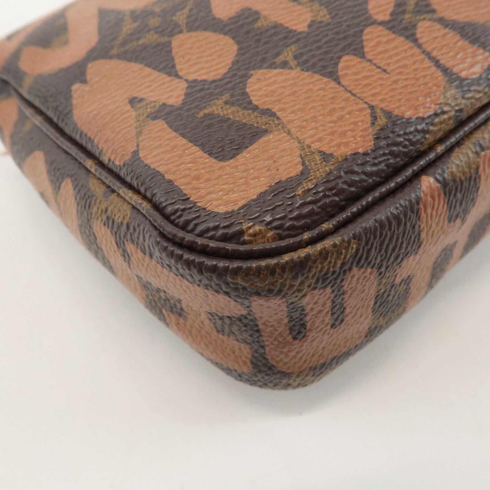 Louis Vuitton Monogram Graffiti Pochette Accessoires M92193