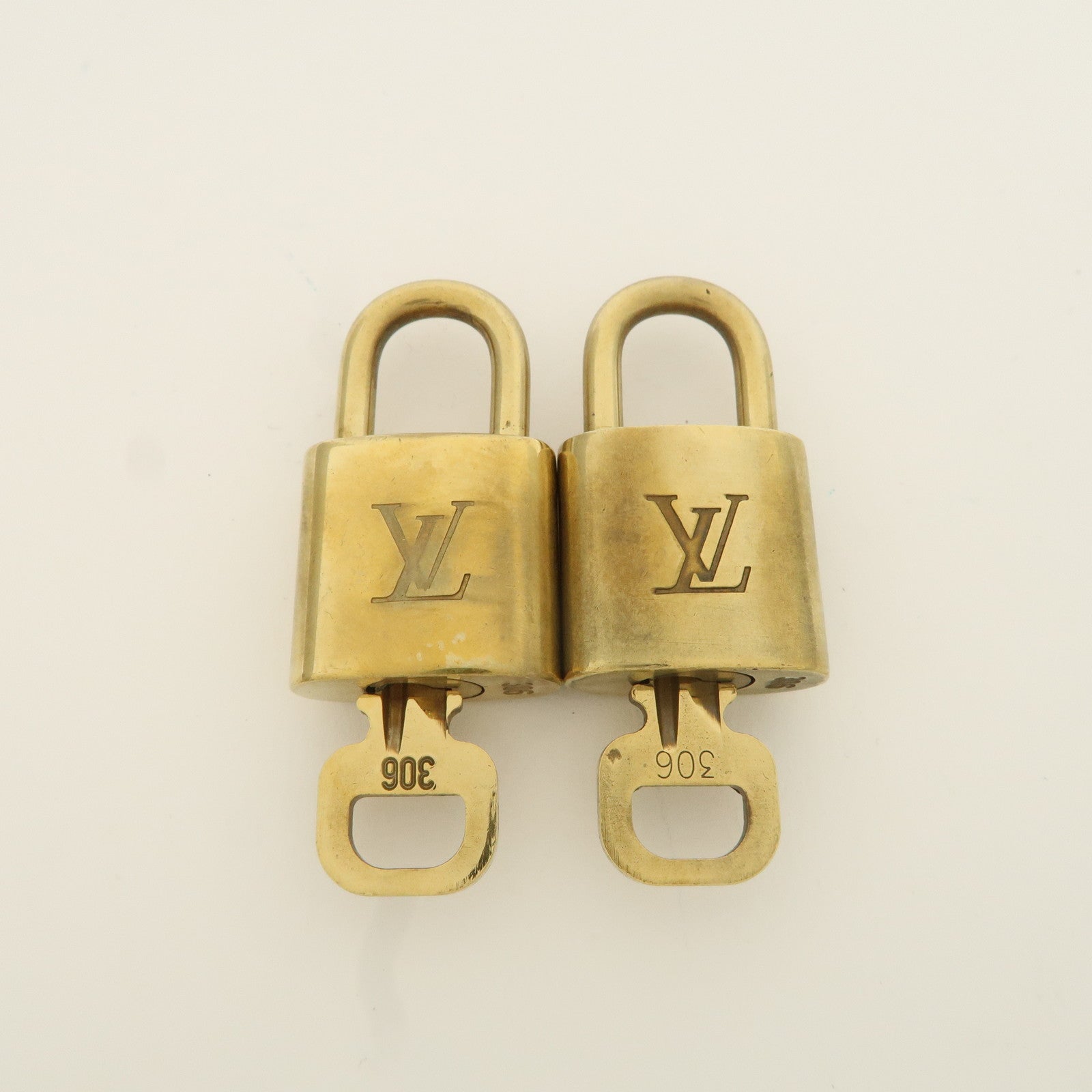 Louis Vuitton Set of 10 Lock 
Key Cadena Key Lock Metal Gold Used