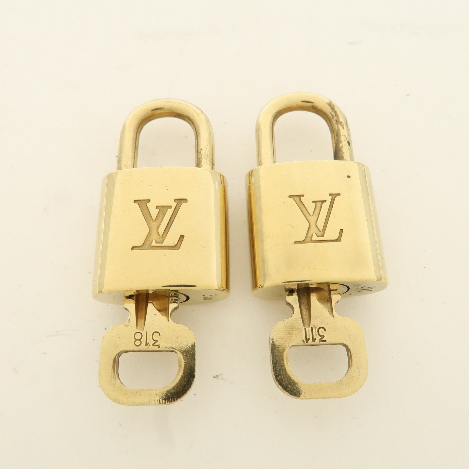 Louis Vuitton Set of 10 Lock 
Key Cadena Key Lock Metal Gold Used