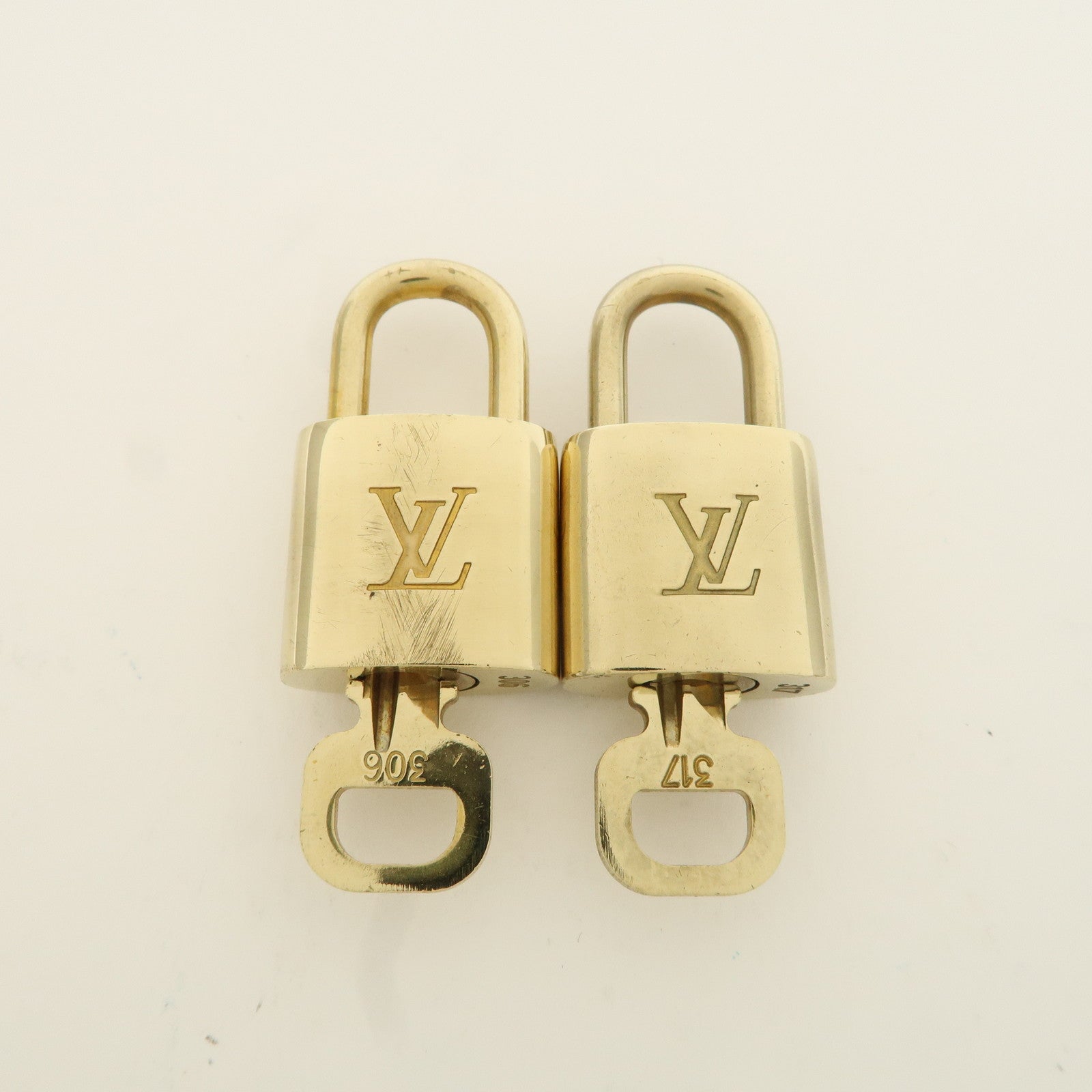 Louis Vuitton Set of 10 Lock 
Key Cadena Key Lock Metal Gold Used