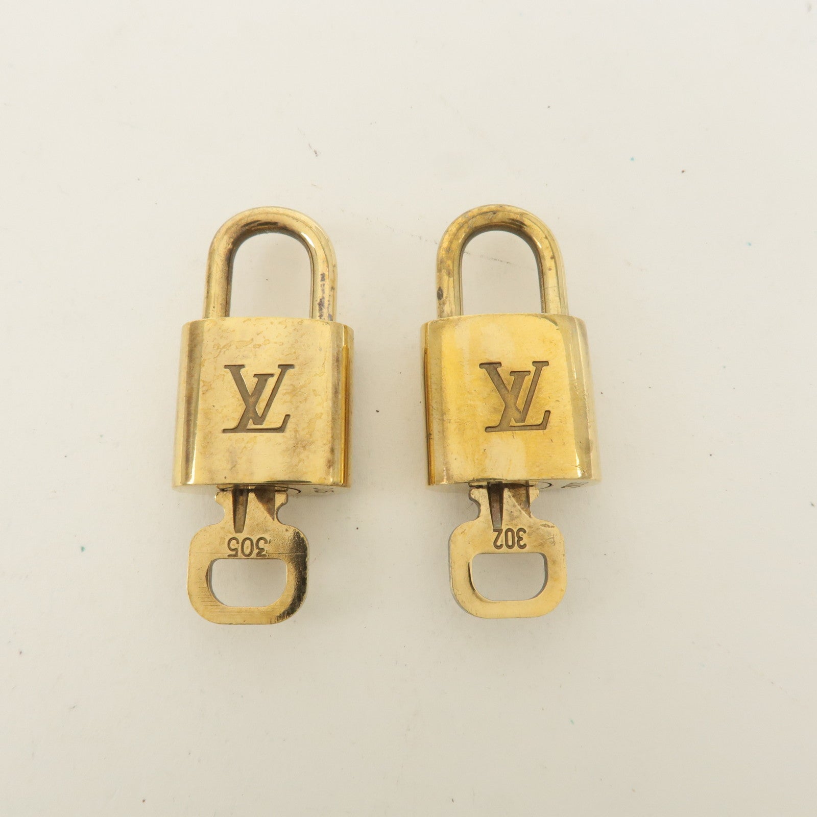 Louis Vuitton Set of 10 Lock 
Key Cadena Key Lock Gold