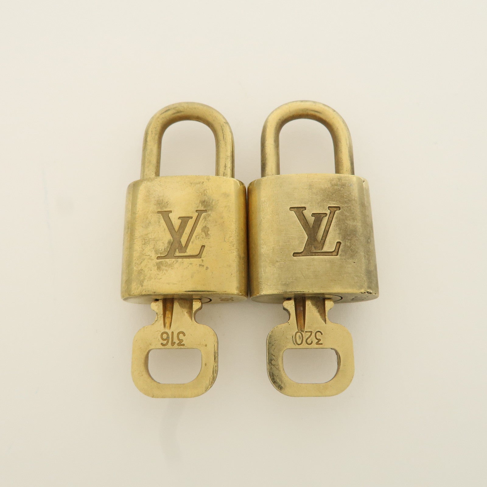 Louis Vuitton Set of 10 Lock 
Key Cadena Key Lock Metal Gold Used