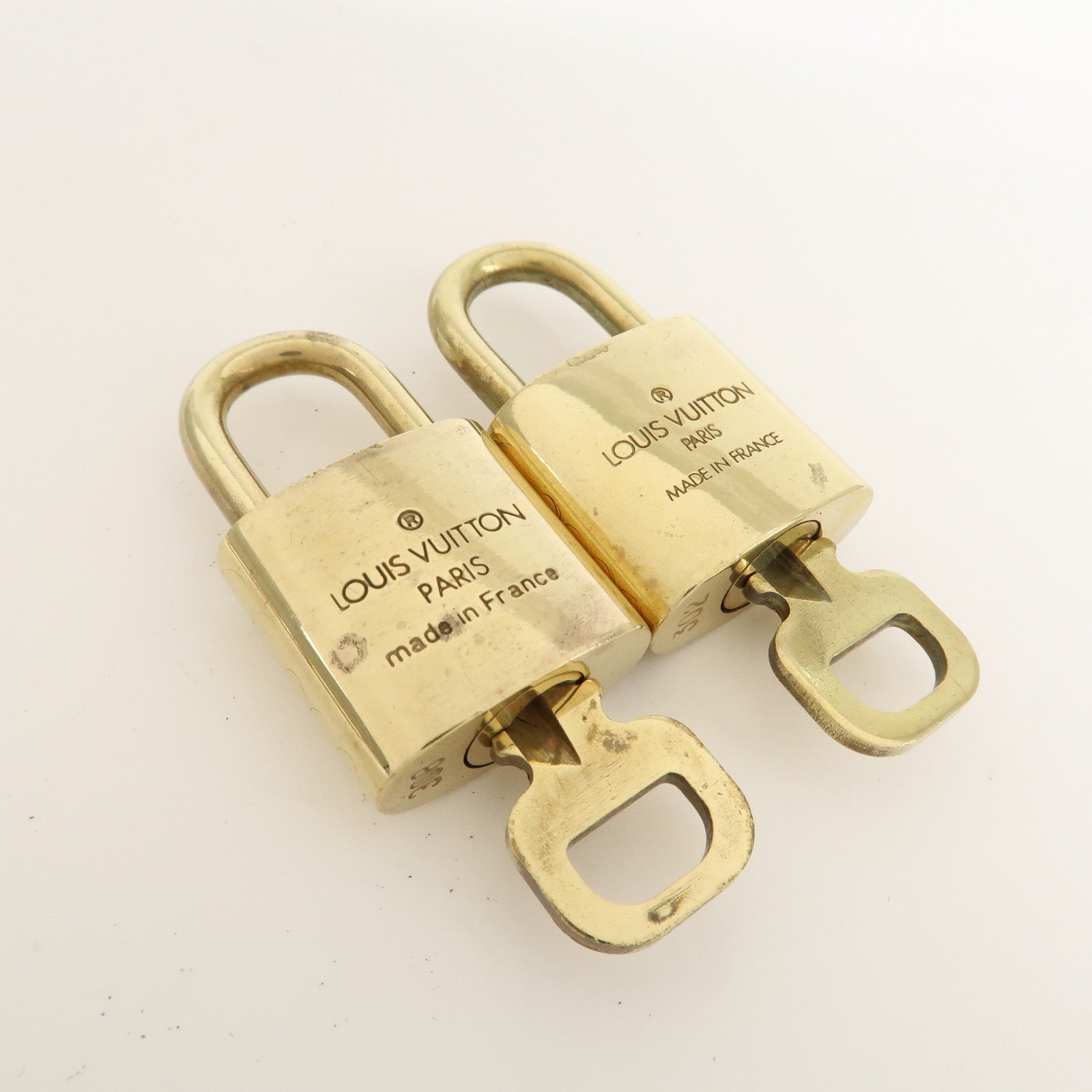 Louis Vuitton Set of 10 Lock 
Key Cadena Key Lock Metal Gold Used